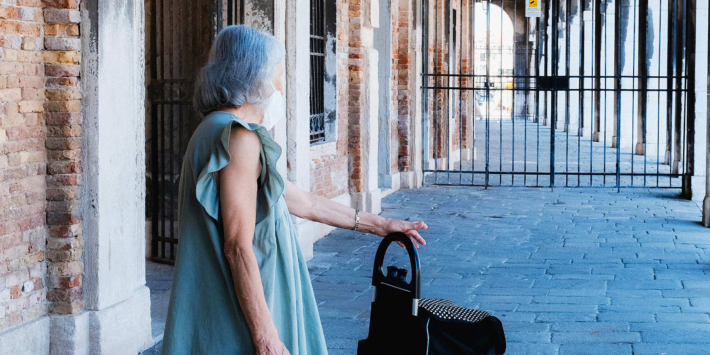 Senior woman standing with a luggage | Source: Pexels