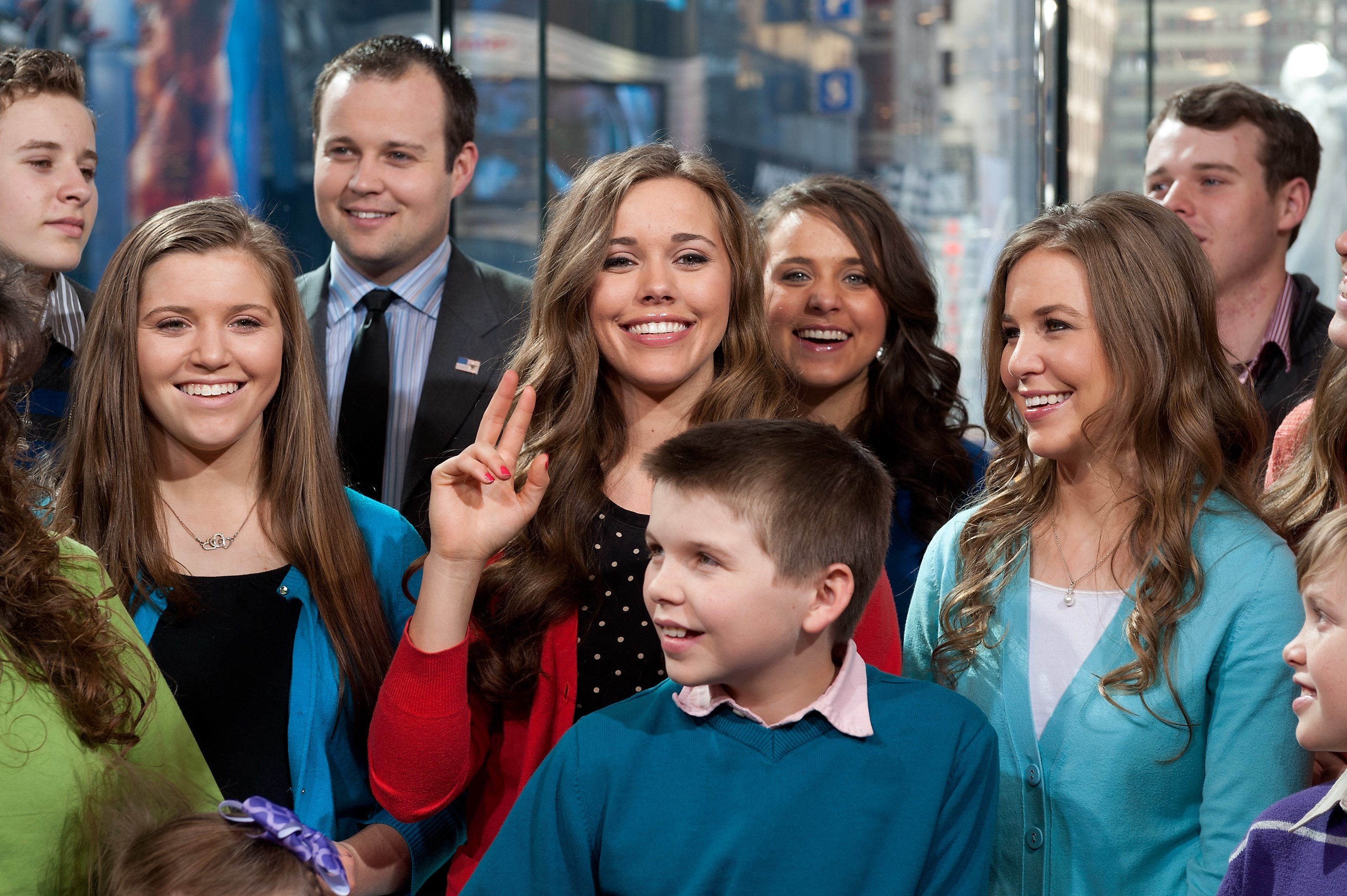 The Duggar family visits "Extra" at their New York studios in Times Square on March 11, 2014. | Photo: Getty Images