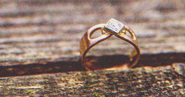 Rose fand einen alten Ring in einer Handtasche, die sie von Bella geerbt hatte | Quelle: Shutterstock