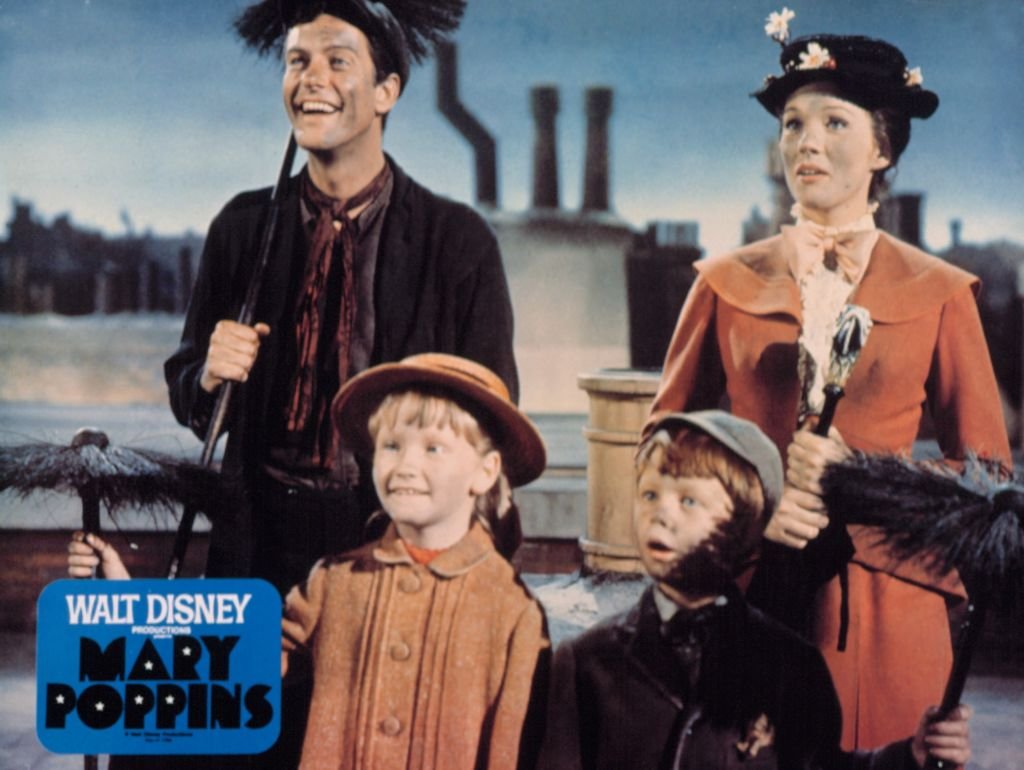 Matthew Garba, Dick van Dyke, Karen Dotrice, Matthew Garber und Julie Andrews Bert in einer Szene von "Mary Poppins". | Quelle: Getty Images