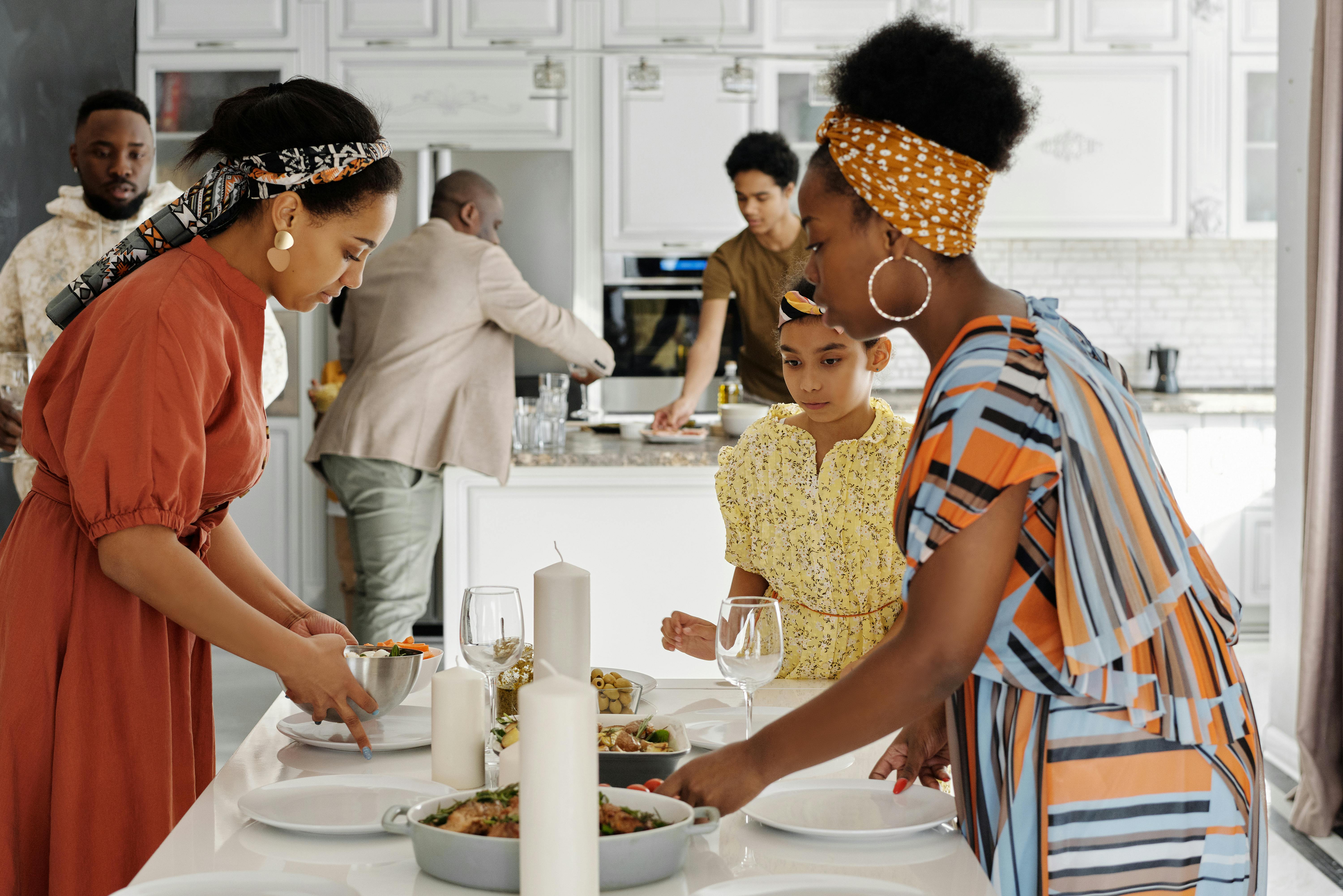 Family and friends preparing a meal | Source: Pexels