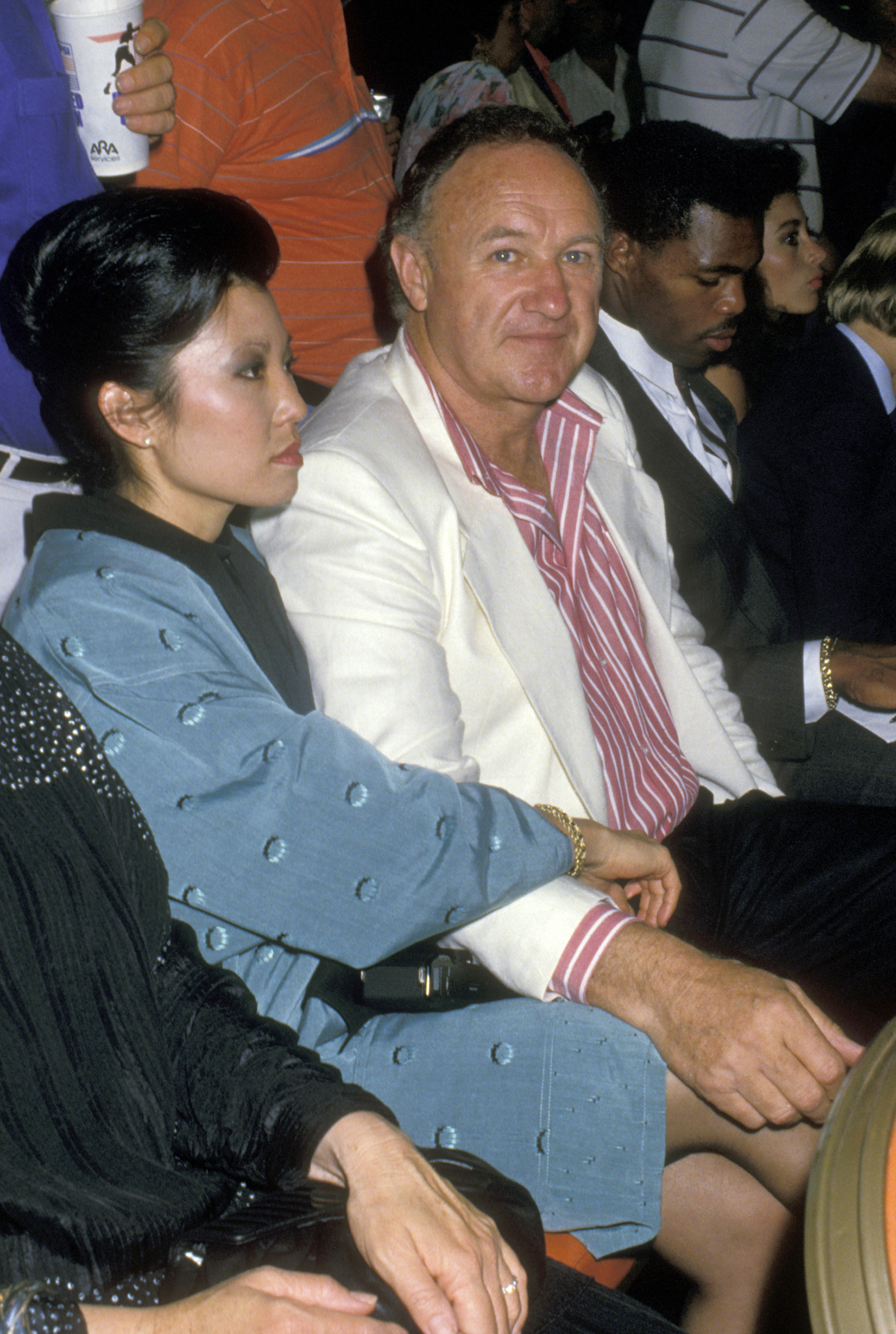 Gene Hackman and Betsy Arakawa at the Mike Tyson vs. Michael Spinks fight at Trump Plaza in Atlantic City, New Jersey, on June 27, 1988 | Source: Getty Images