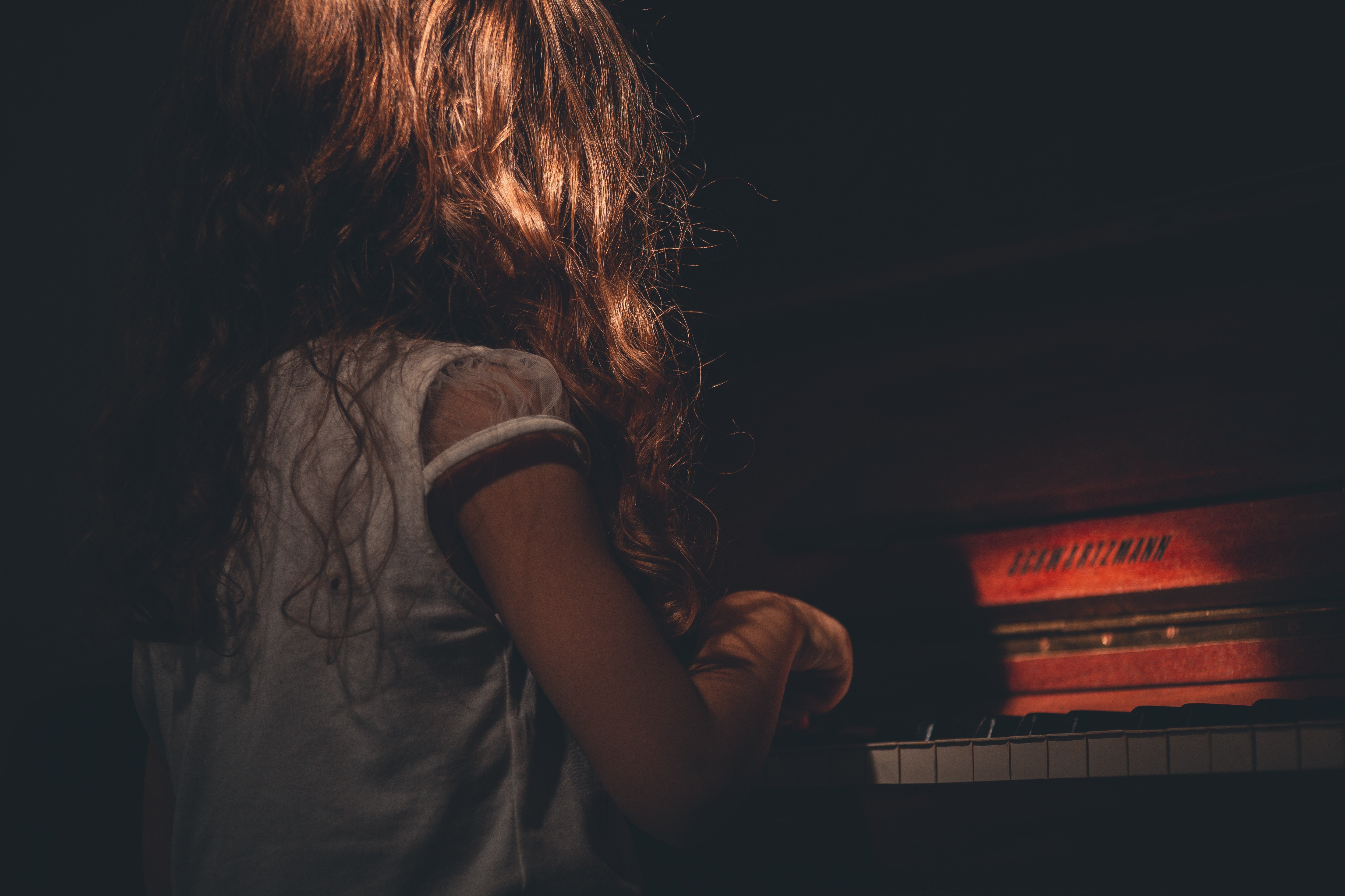 Una niña frente a un piano. | Foto: Pexels