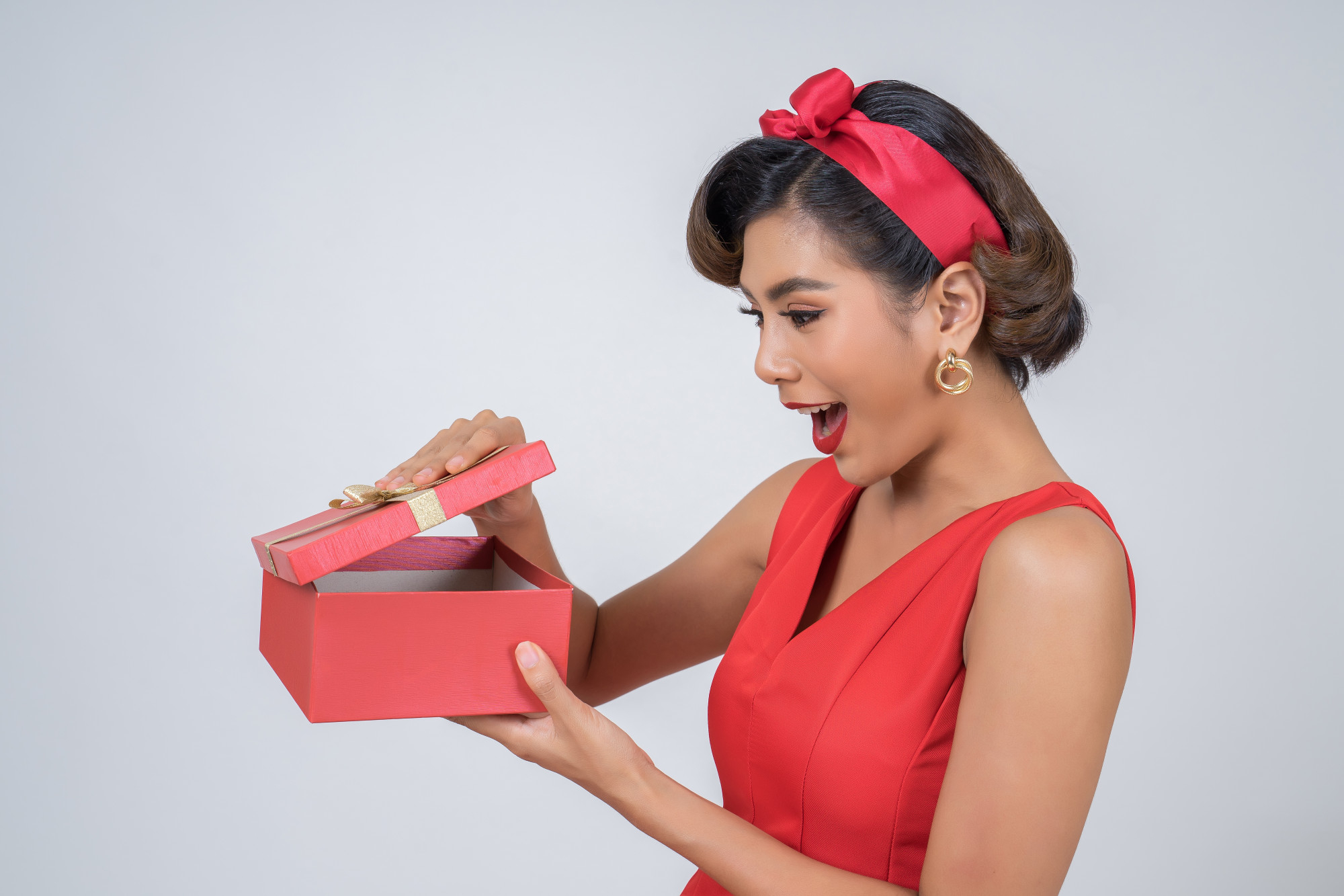 A surprised woman reacting to a gift | Source: Freepik