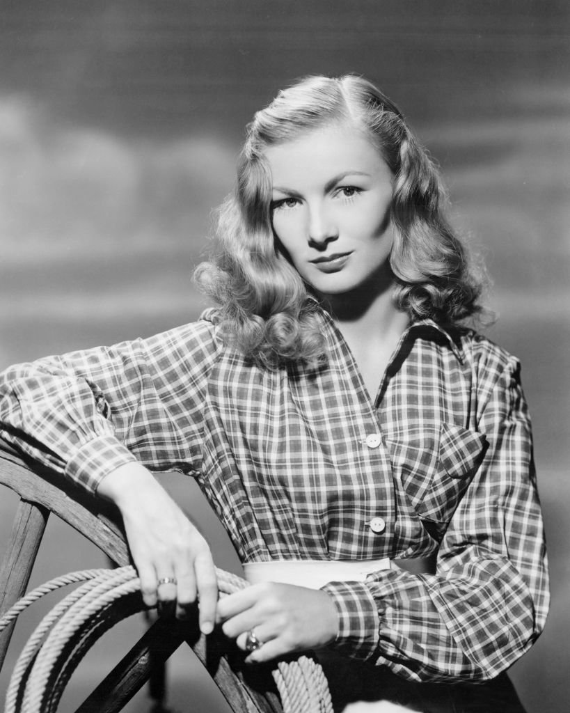 Veronica Lake wearing a plaid shirt and holding a rope for a portrait on January 01, 1945 | Photo: Getty Images