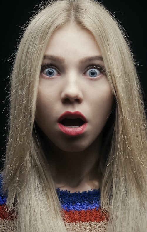 Mujer joven con rostro sorprendido. | Foto: Unsplash