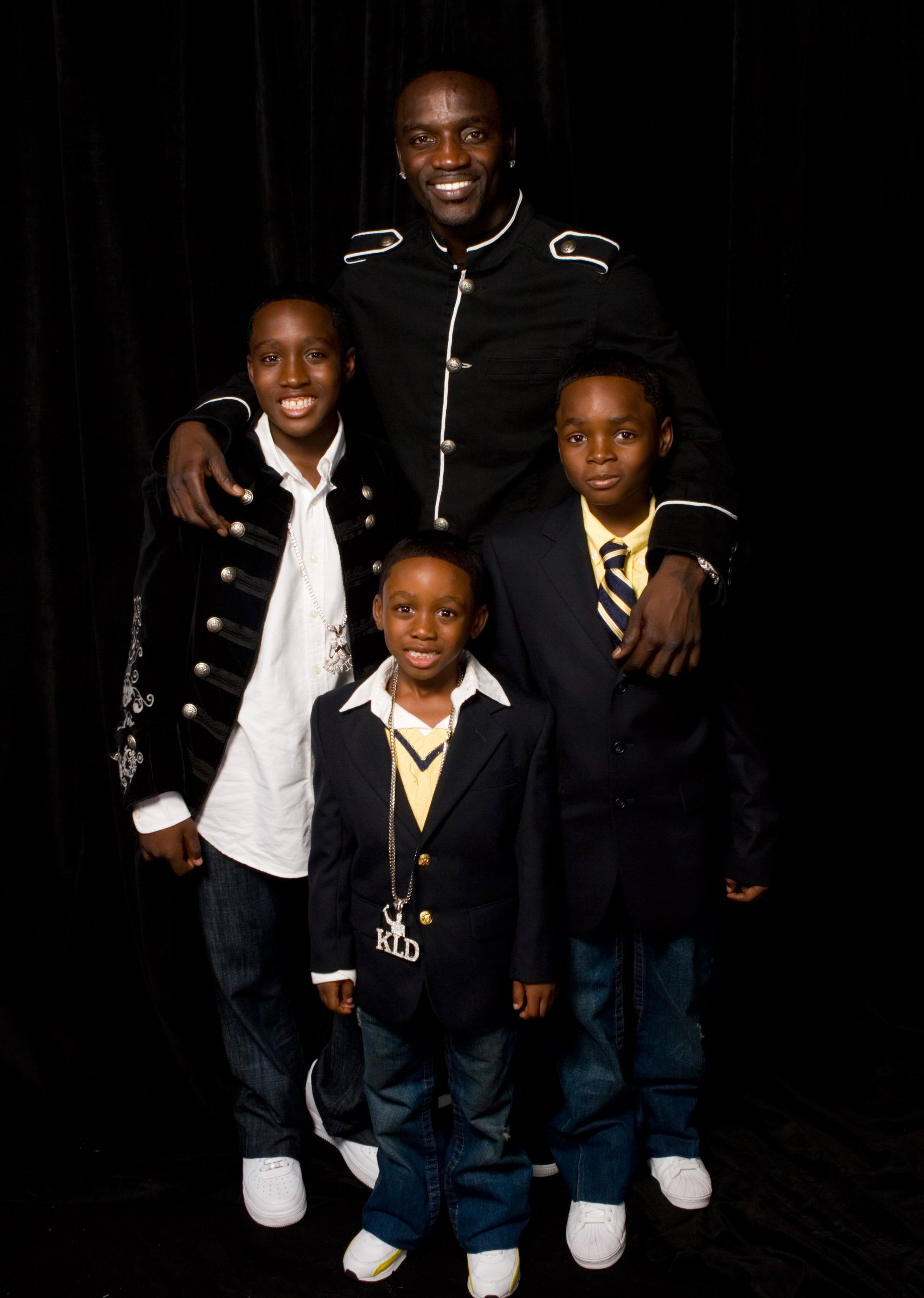 Akon with his sons during the BET Awards 2007 at Shrine Auditorium in Los Angeles, California, on June 26, 2007. | Source: Getty Images