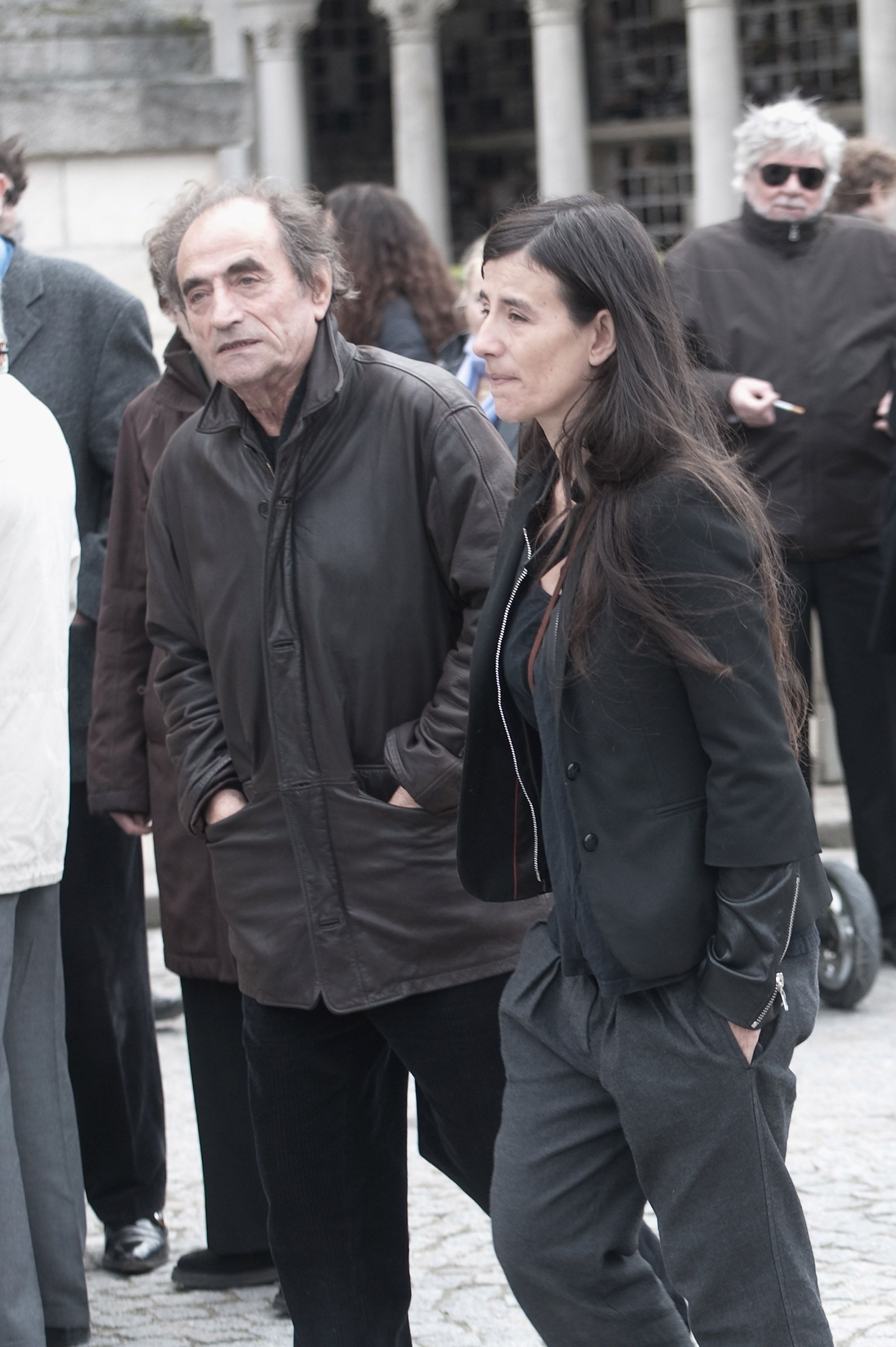 Richard et Romane Bohringer assistent aux funérailles du réalisateur Claude Miller à Cimetierre du Père Lachaise, à Paris, France. | Photo : Getty Images