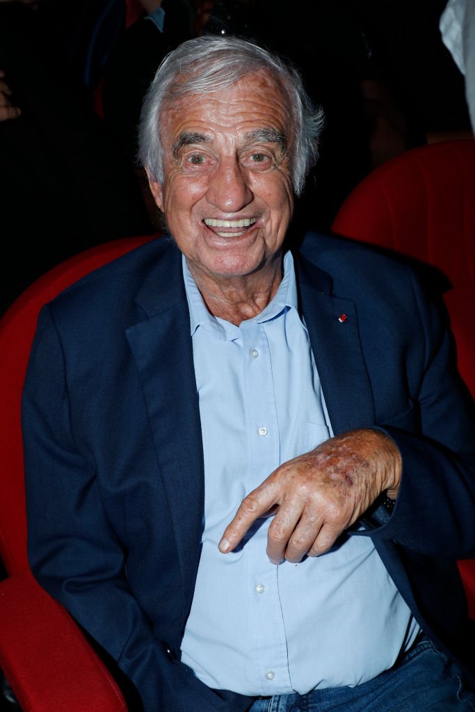 Jean-Paul BELMONDO de retour chez lui, dans son appartement de Saint-Germain-des-Prés après son alerte. | Photo : Getty Images
