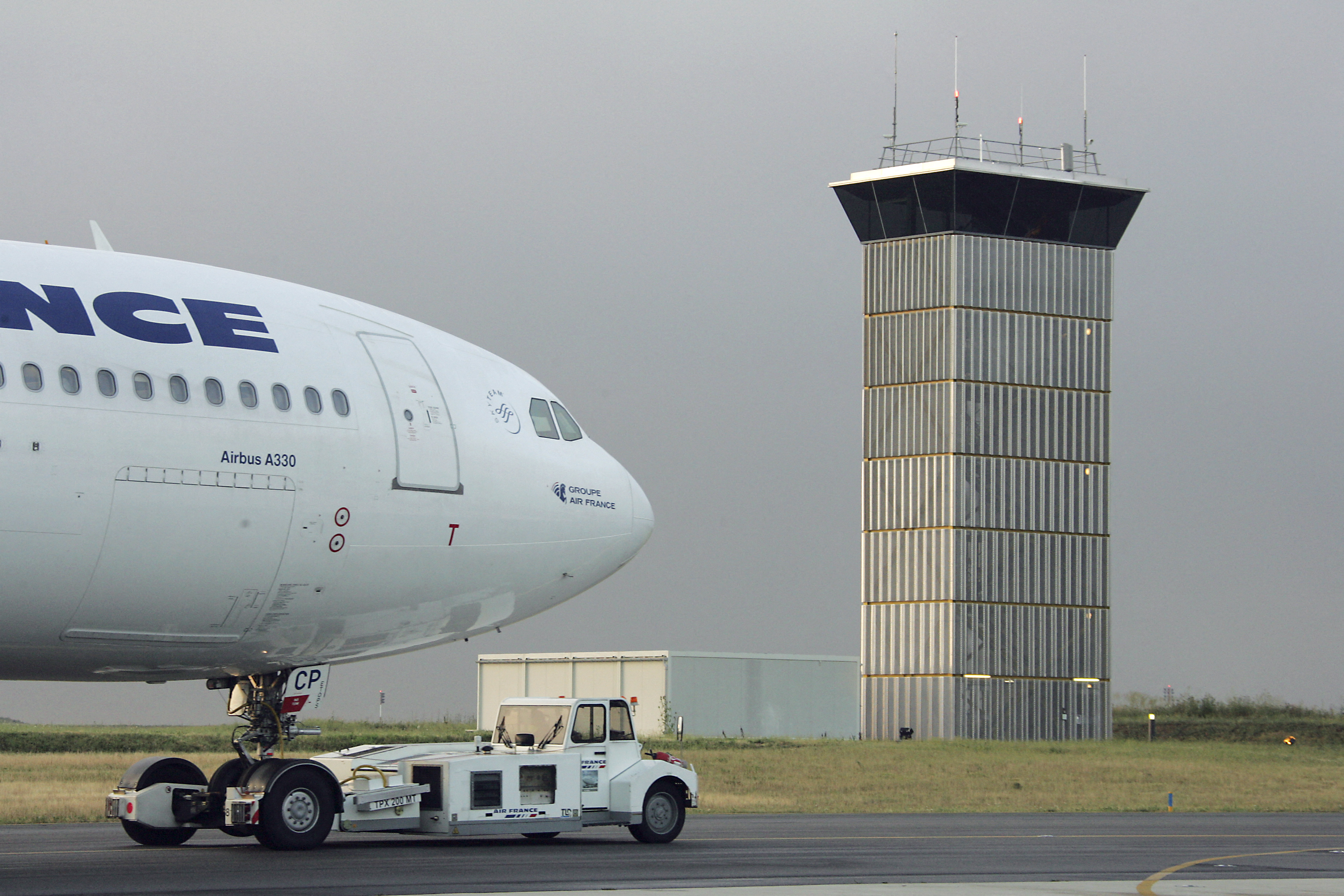 An Airbus A330 under Air France approaching the traffic control tower in Paris in 2006 | Source: Getty images