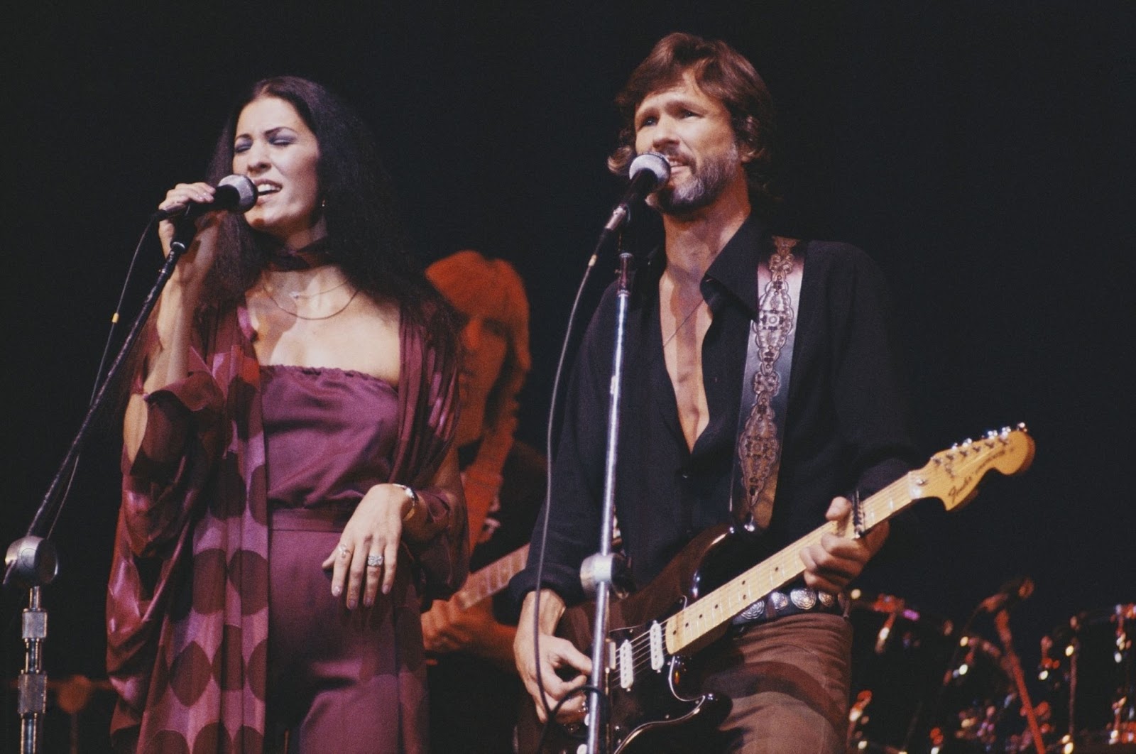 Rita Coolidge and Kris Kristofferson photographed performing in 1979. | Source: Getty Images