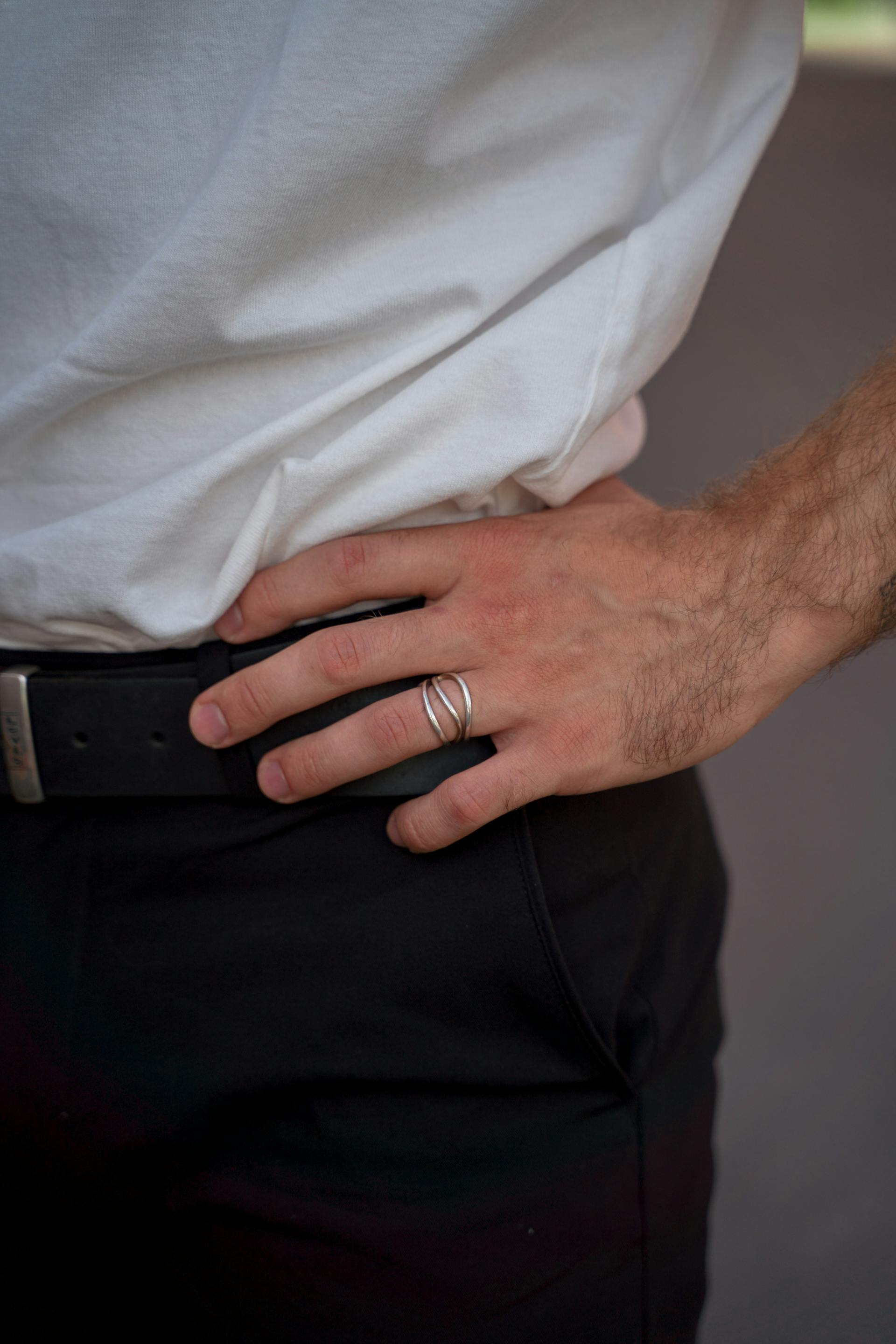A man wearing a ring | Source: Pexels