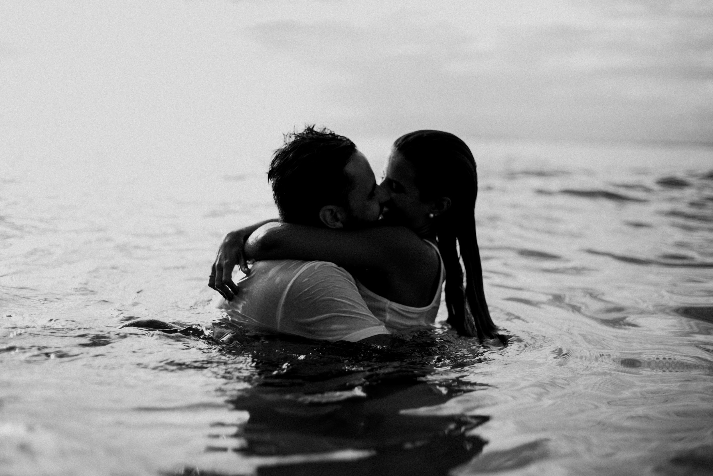 A couple kissing in water. | Source: Pexels
