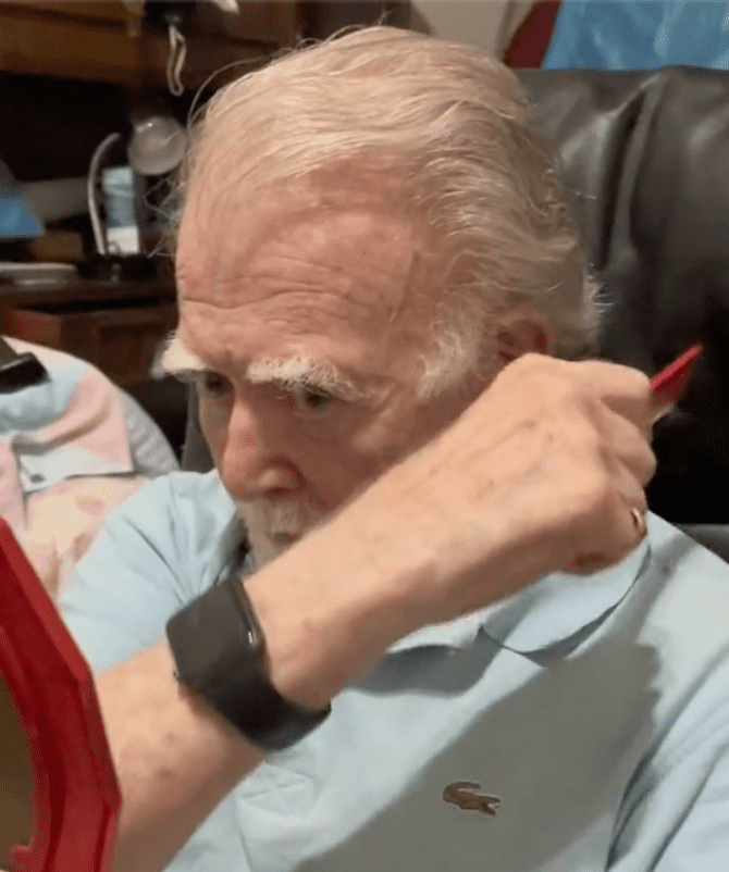 Le grand-père se peigne les cheveux et se prépare à rendre visite à sa femme malade. | Source : tiktok.com/katiuska.bg