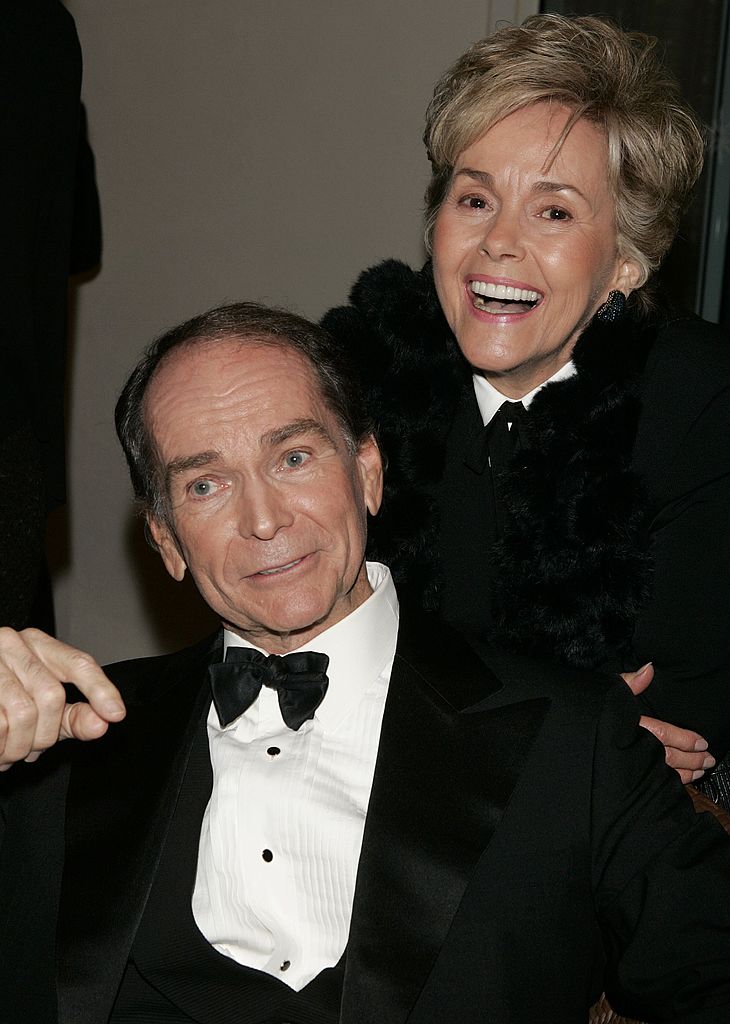 Dean Jones et son épouse Lory Jones se mêlent lors du cocktail lors de la 10e cérémonie annuelle des Art Directors Guild Awards au Beverly Hilton Hotel | Getty Images