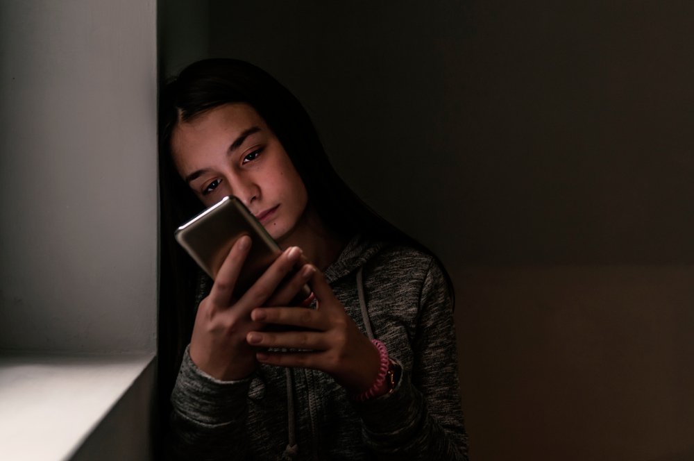 Mujer con teléfono en la mano. | Foto: Shutterstock.