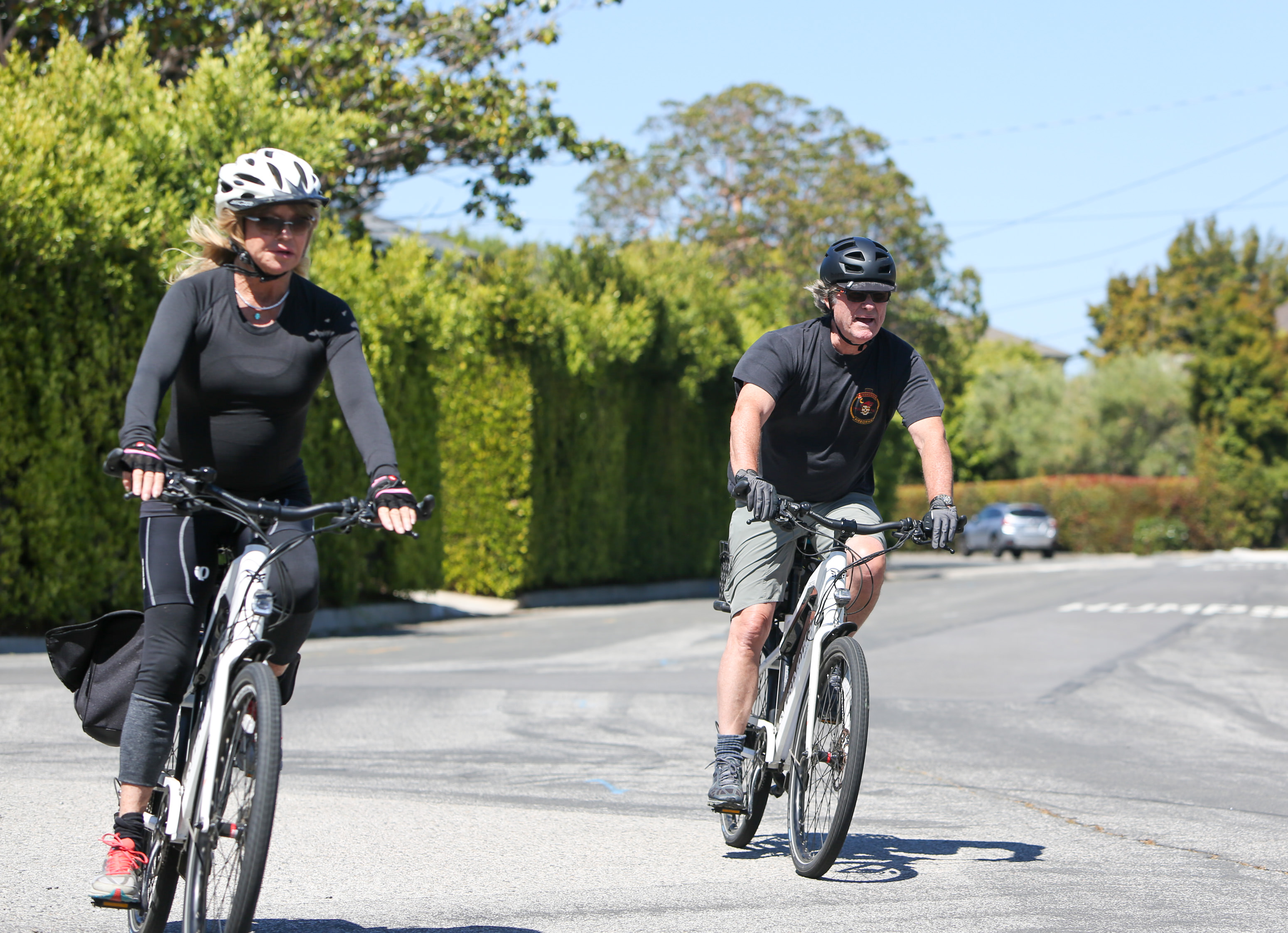 Goldie Hawn and Kurt Russell spotted cycling on May 21, 2020 in Los Angeles, California | Source: Getty Images