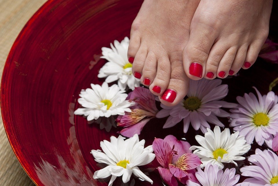 Woman getting a pedicure | Photo: Pixabay