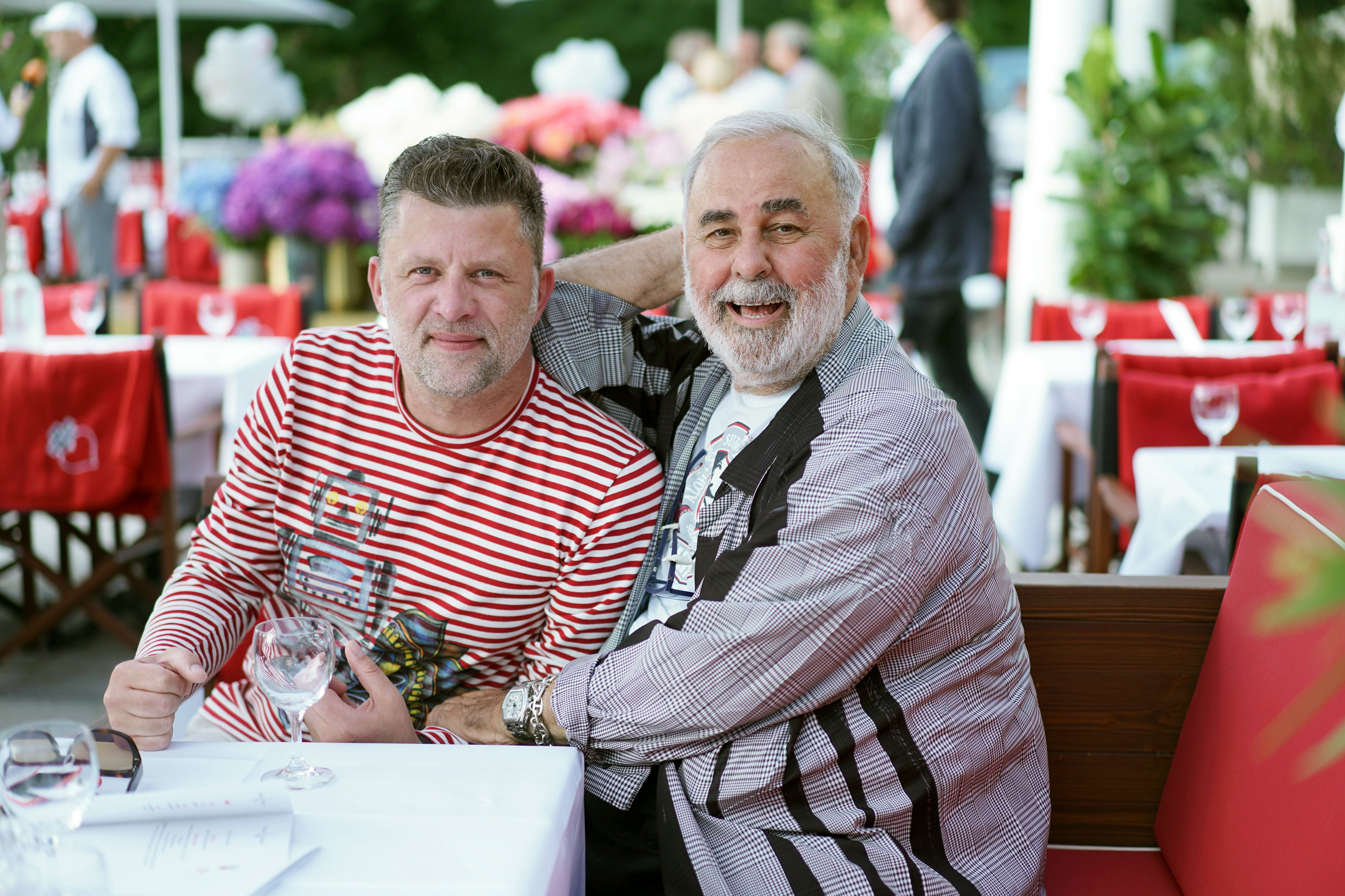 Udo Walz und Ehemann Carsten Thamm-Walz treffen beim Sommerfest "A heart for children" | Quelle: Getty Images