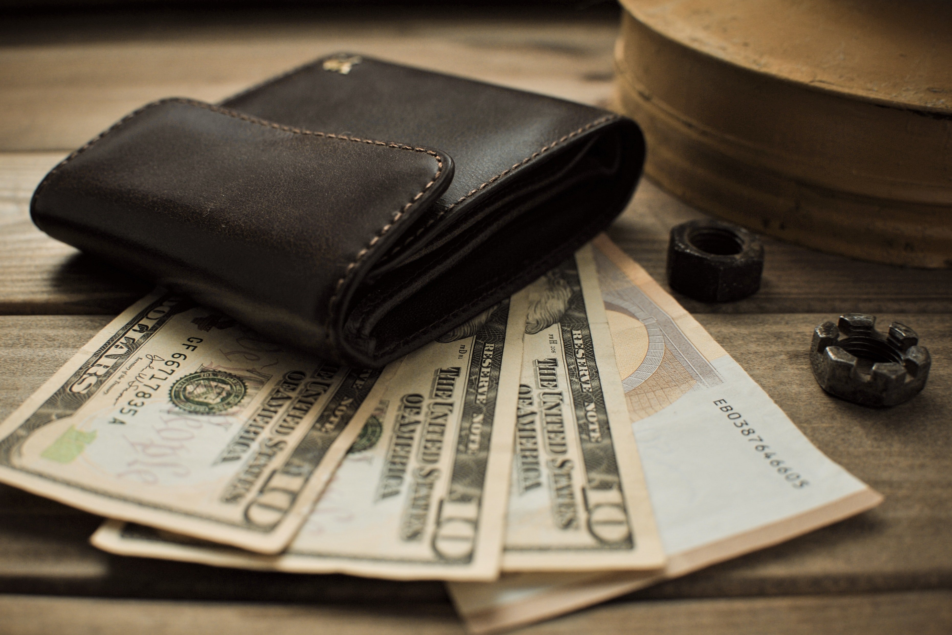 The old man generously offered his wallet to Harold and asked him to take his tip. | Source: Pexels