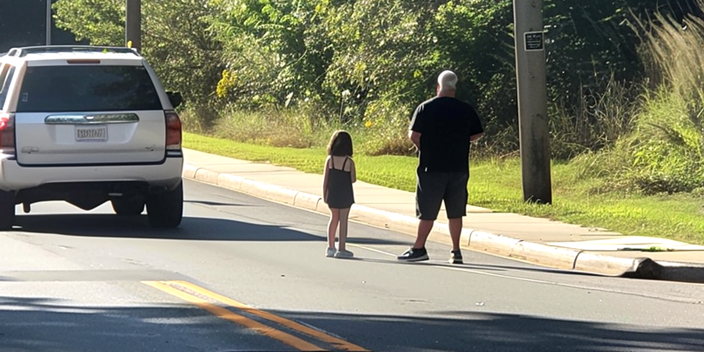 A man with a little girl on the road | Source: AmoMama