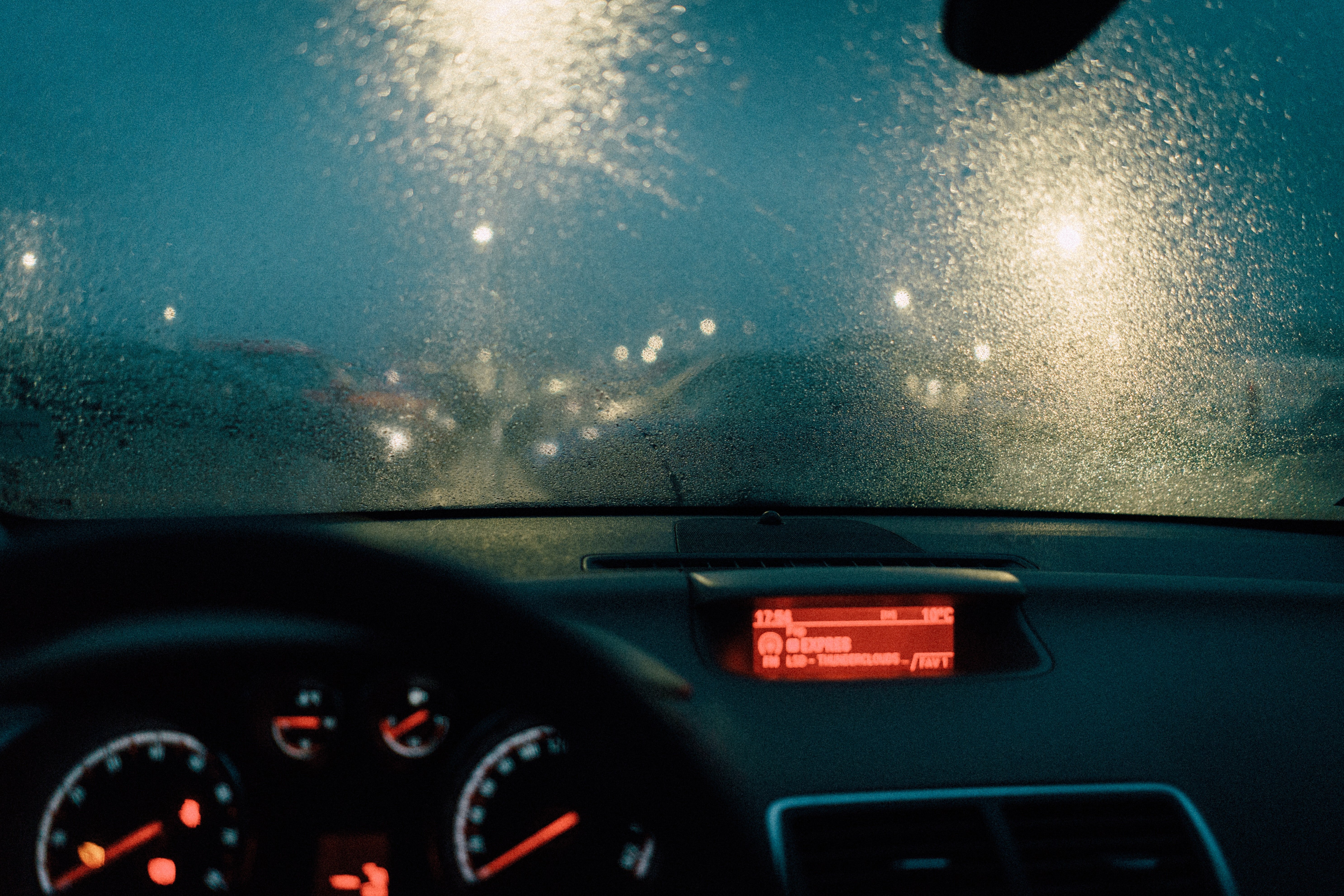 Auto circulando en la oscuridad. | Foto: Pexels