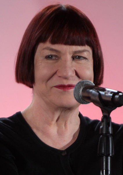 Nell Campbell bei einer Rede auf der Phoenix Comicon 2015. | Quelle: Wikimedia Commons
