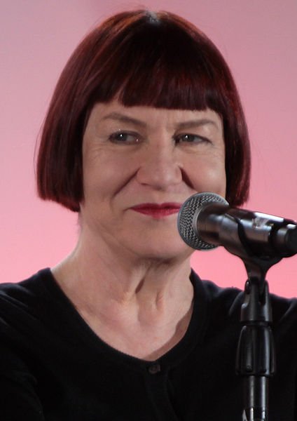 Nell Campbell speaking at the 2015 Phoenix Comicon. | Source: Wikimedia Commons