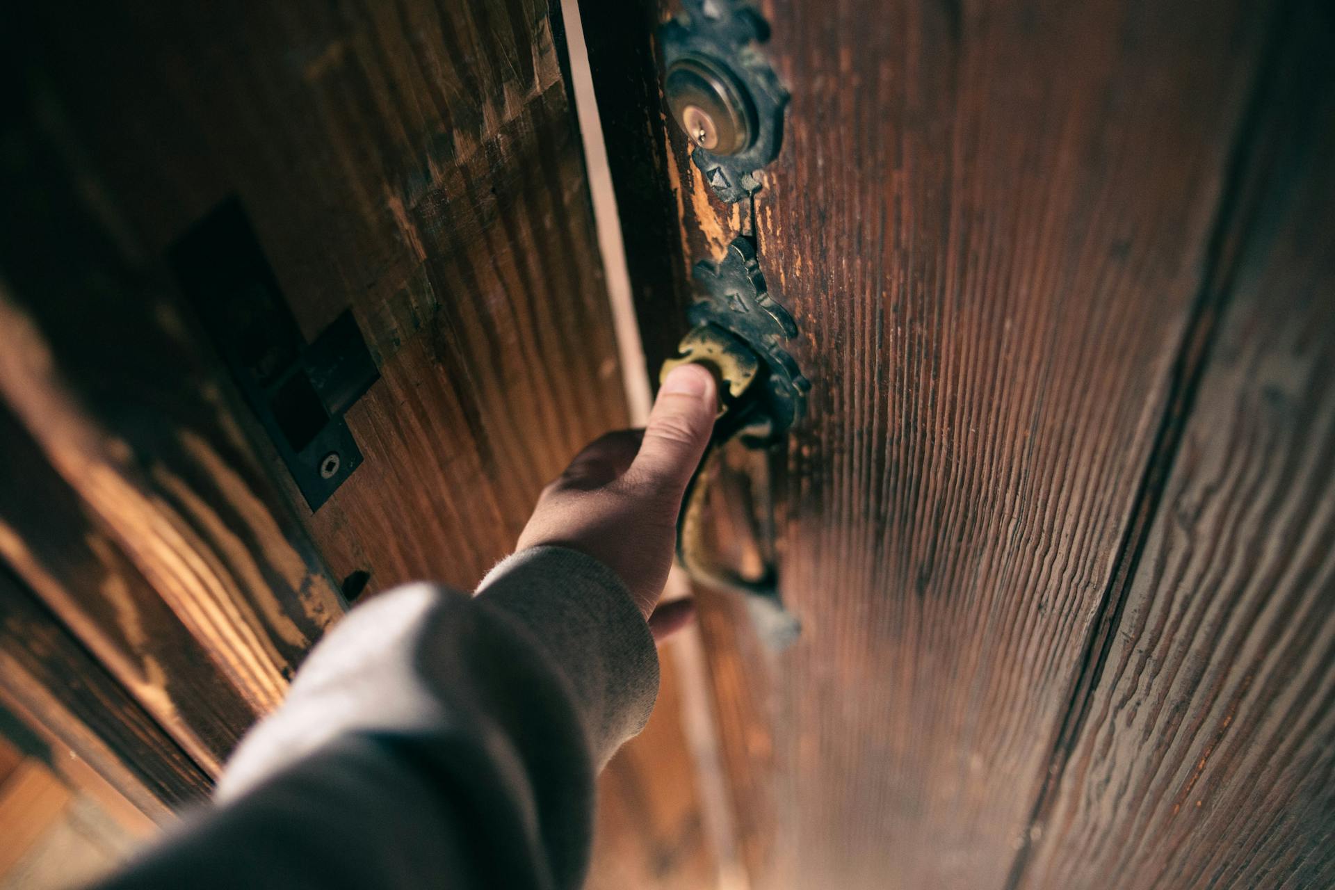 A man holding a doorknob | Source: Pexels