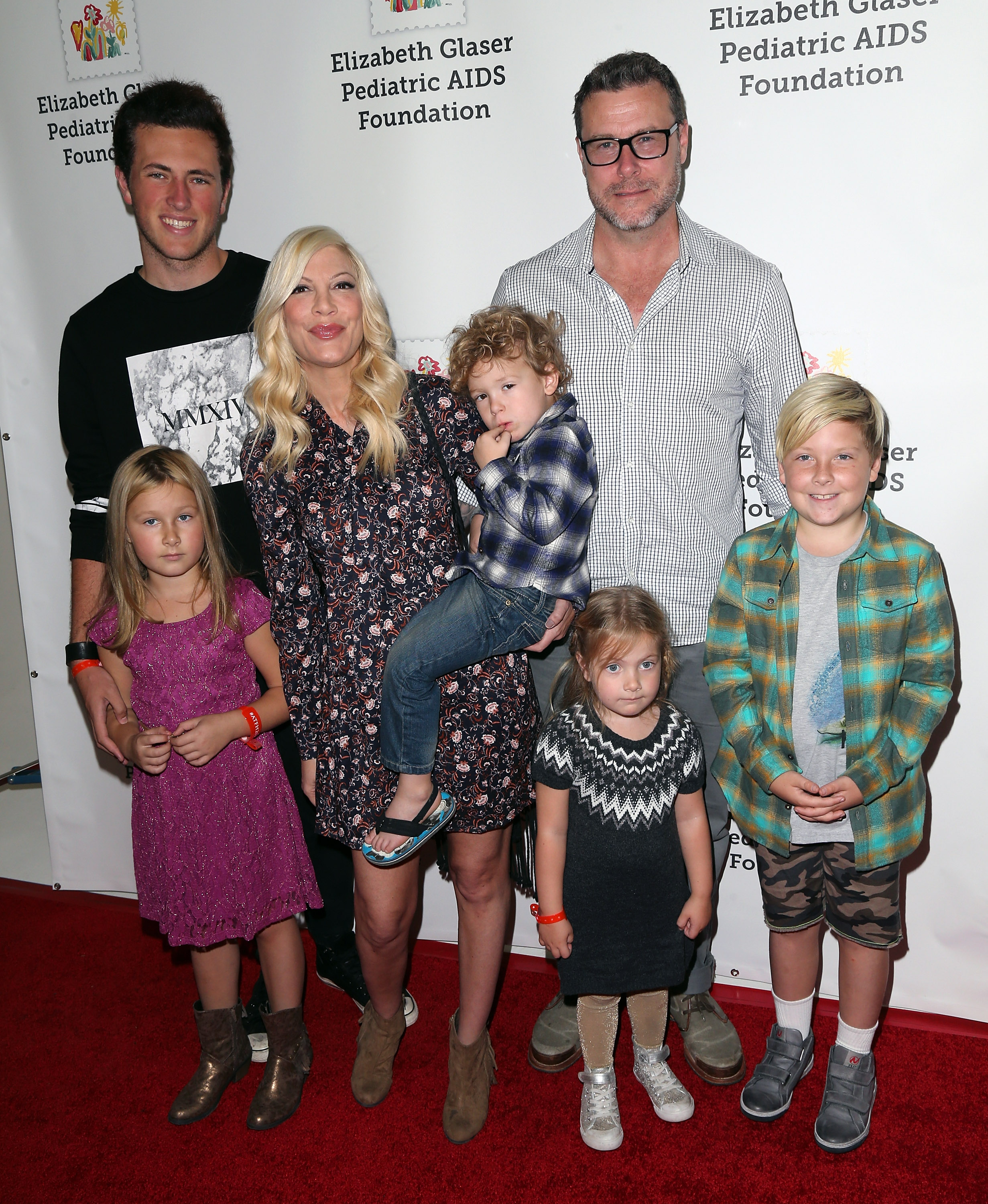 Jack Montgomery McDermott, Stella Doreen McDermott, Tori Spelling, Finn Davey McDermott, Hattie Margaret McDermott, Dean McDermott and Liam Aaron McDermott on October 25, 2015 in Culver City, California. | Source: Getty Images