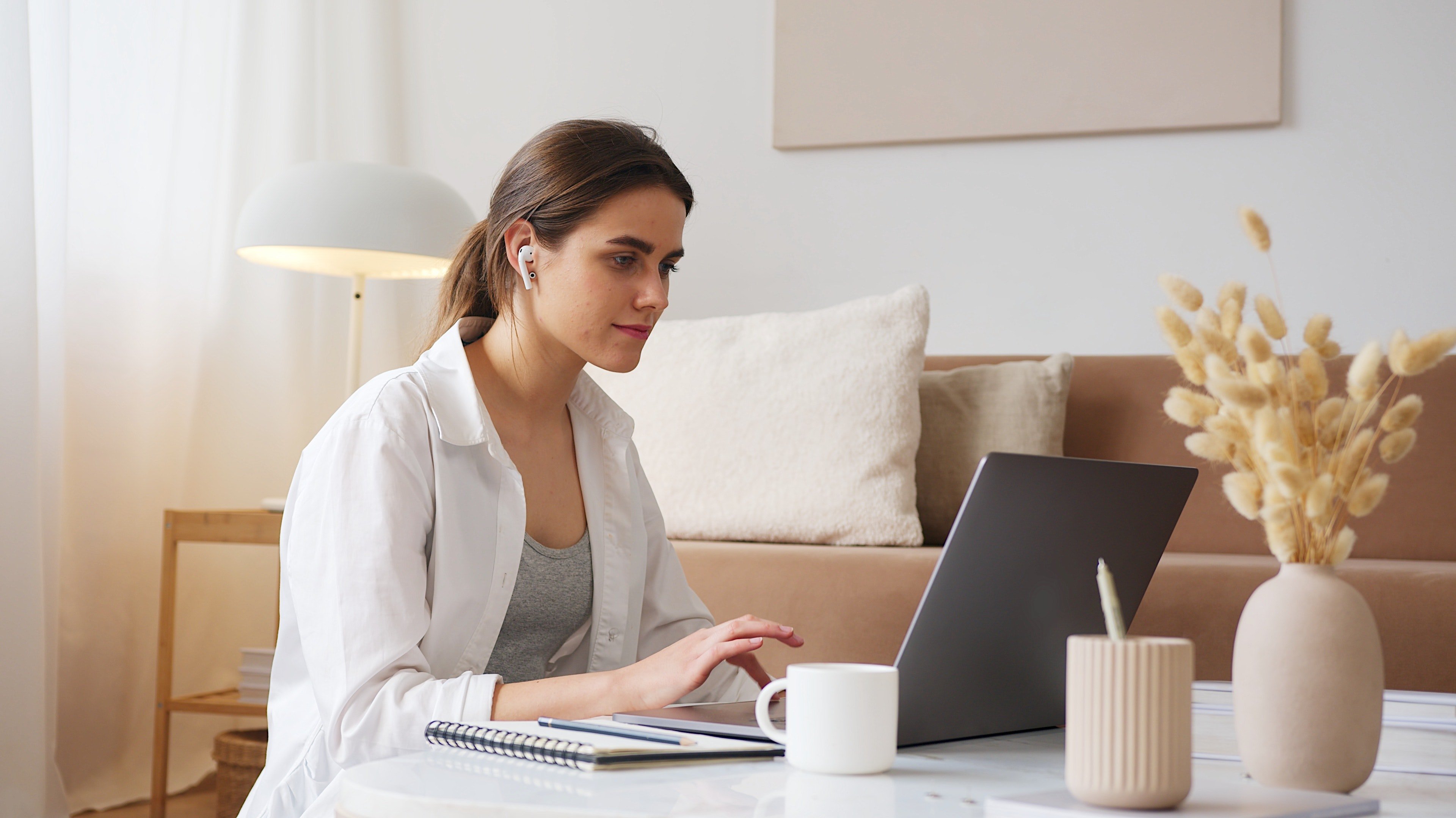 Jeune femme effectuant un appel vidéo. | Photo : Pexels