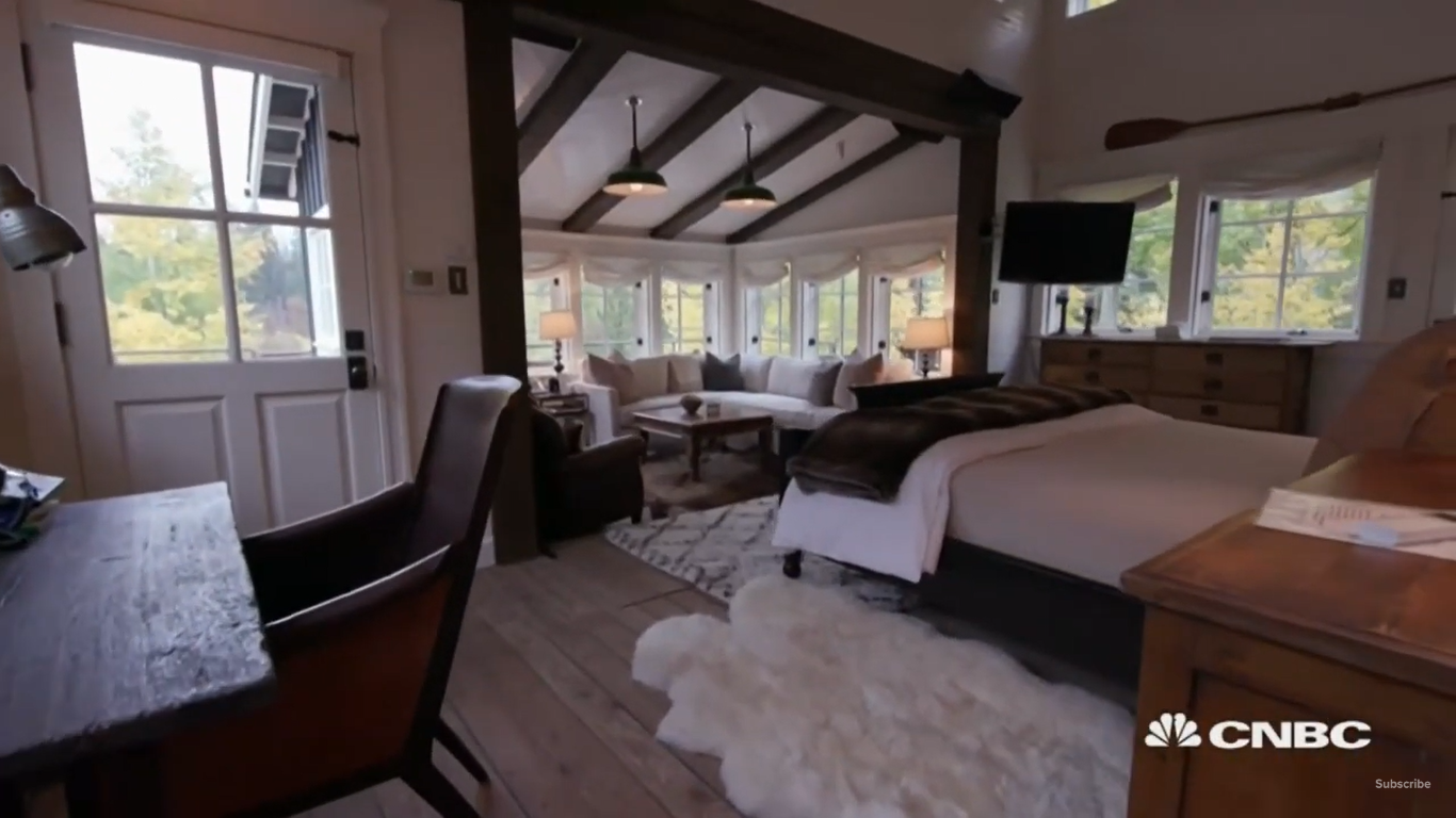 Kevin Costner's main bedroom at his estate in Aspen, Colorado | Source: YouTube/CNBCMakeIt