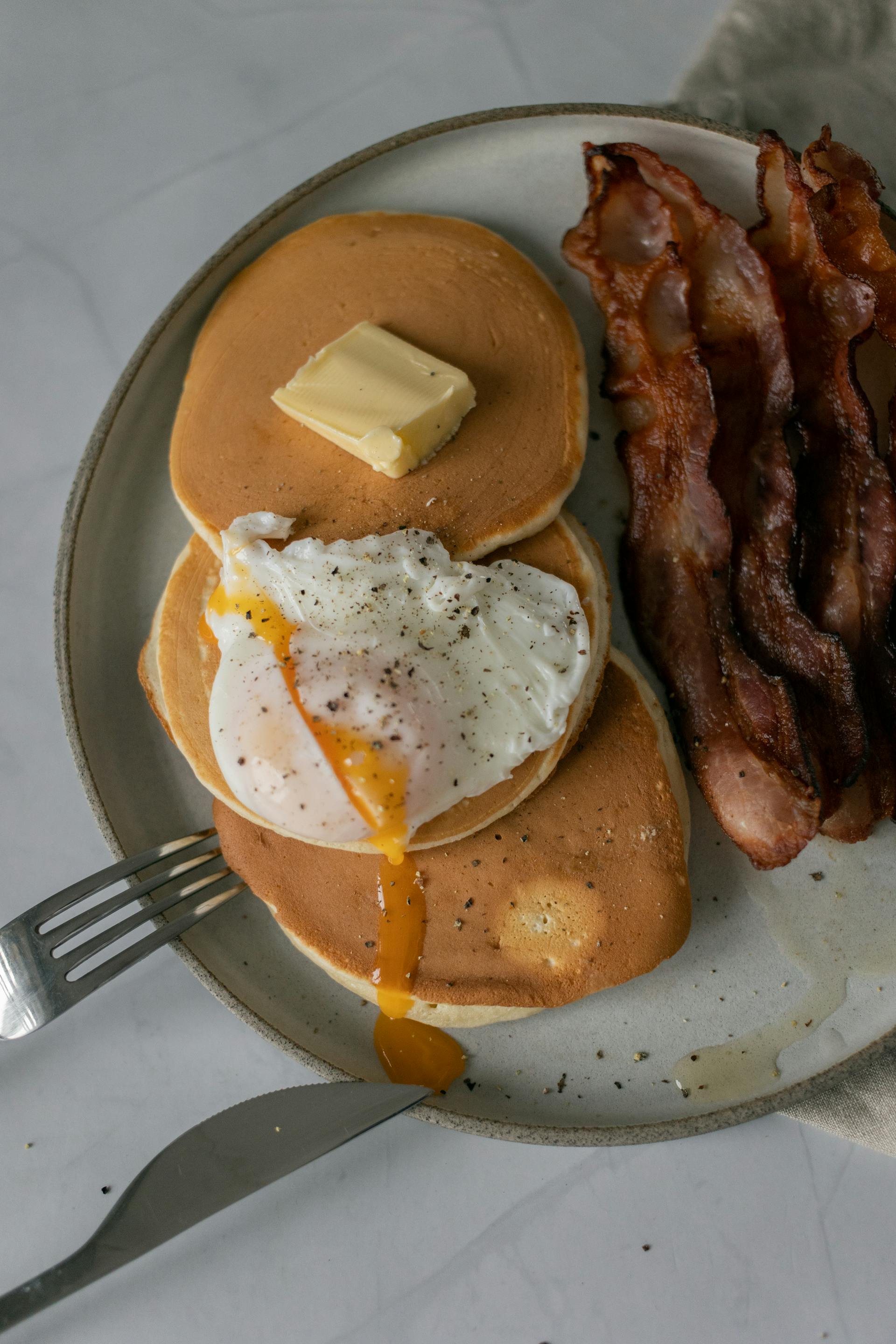 Pancakes with bacon and eggs | Source: Pexels