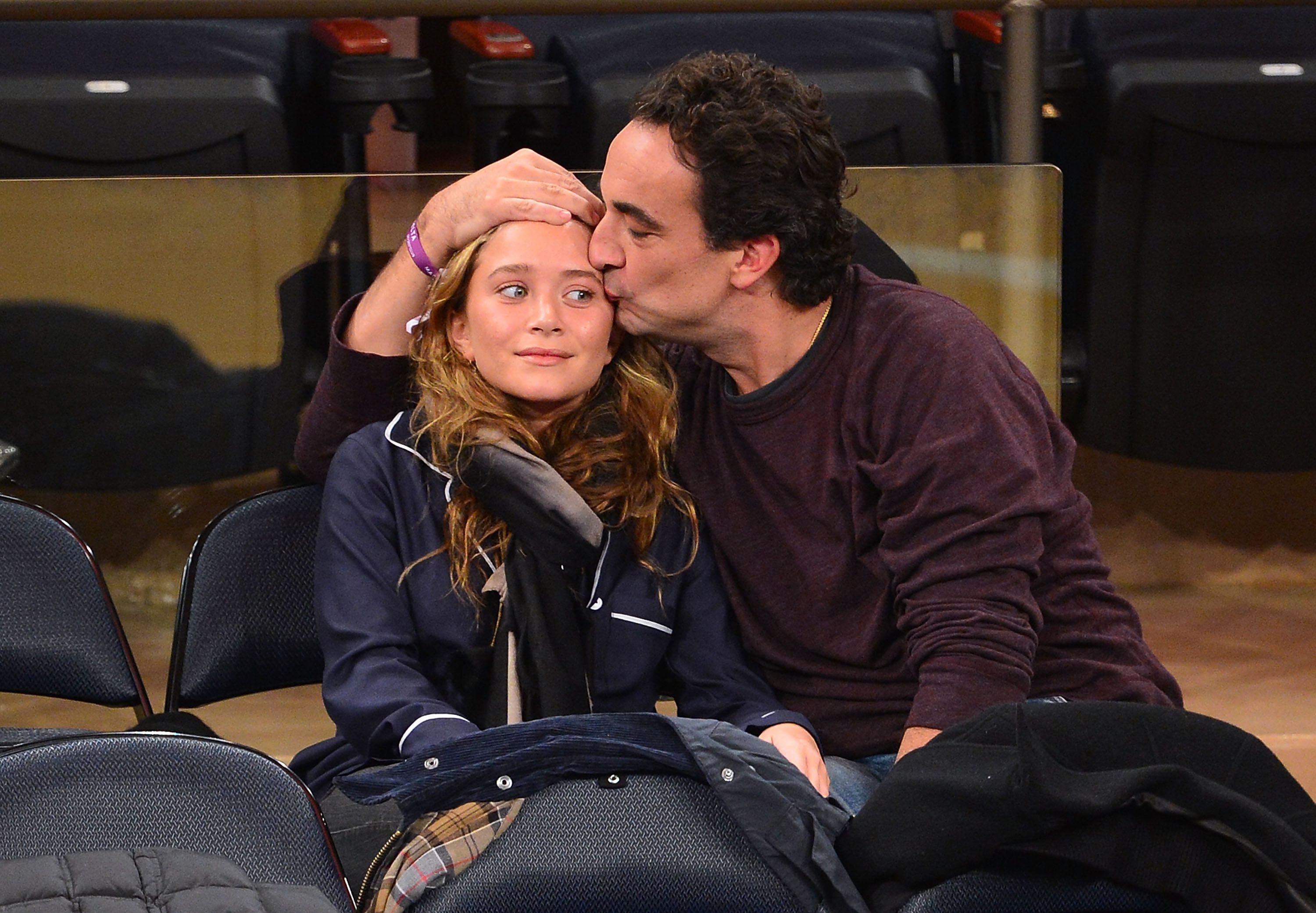 Mary-Kate Olsen and Olivier Sarkozy at the Dallas Mavericks vs New York Knicks game on November 9, 2012, in New York City | Photo: James Devaney/WireImage/Getty Images