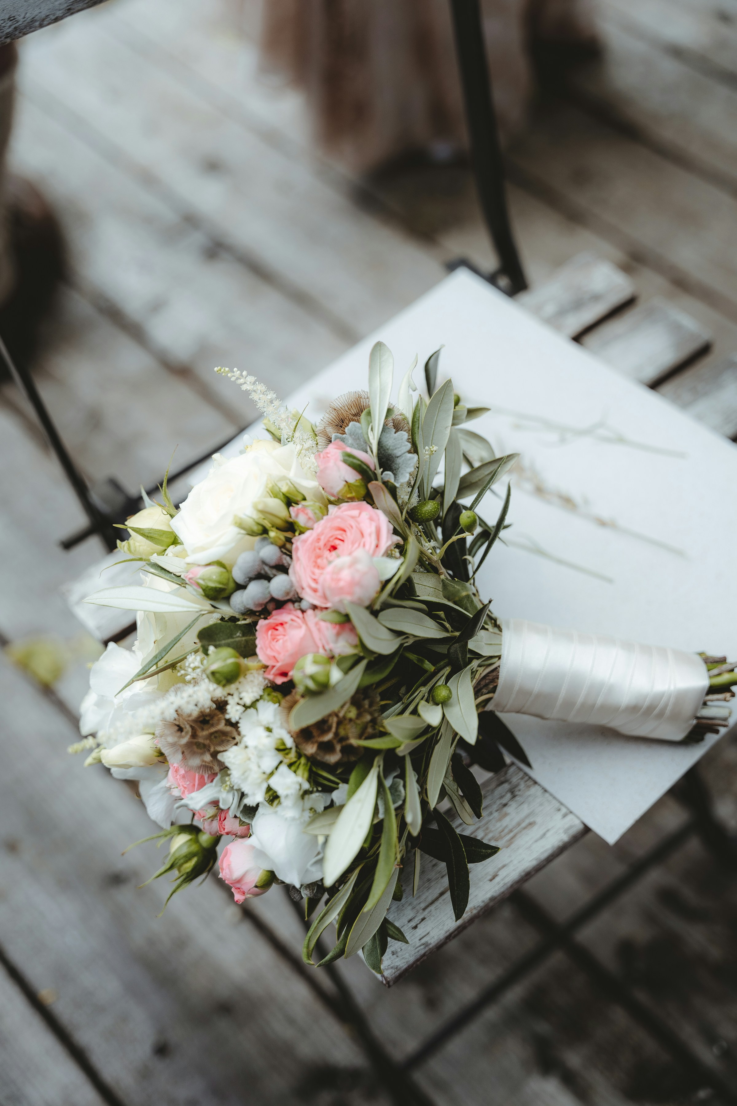 A bouquet lying on a table | Source: Unsplash