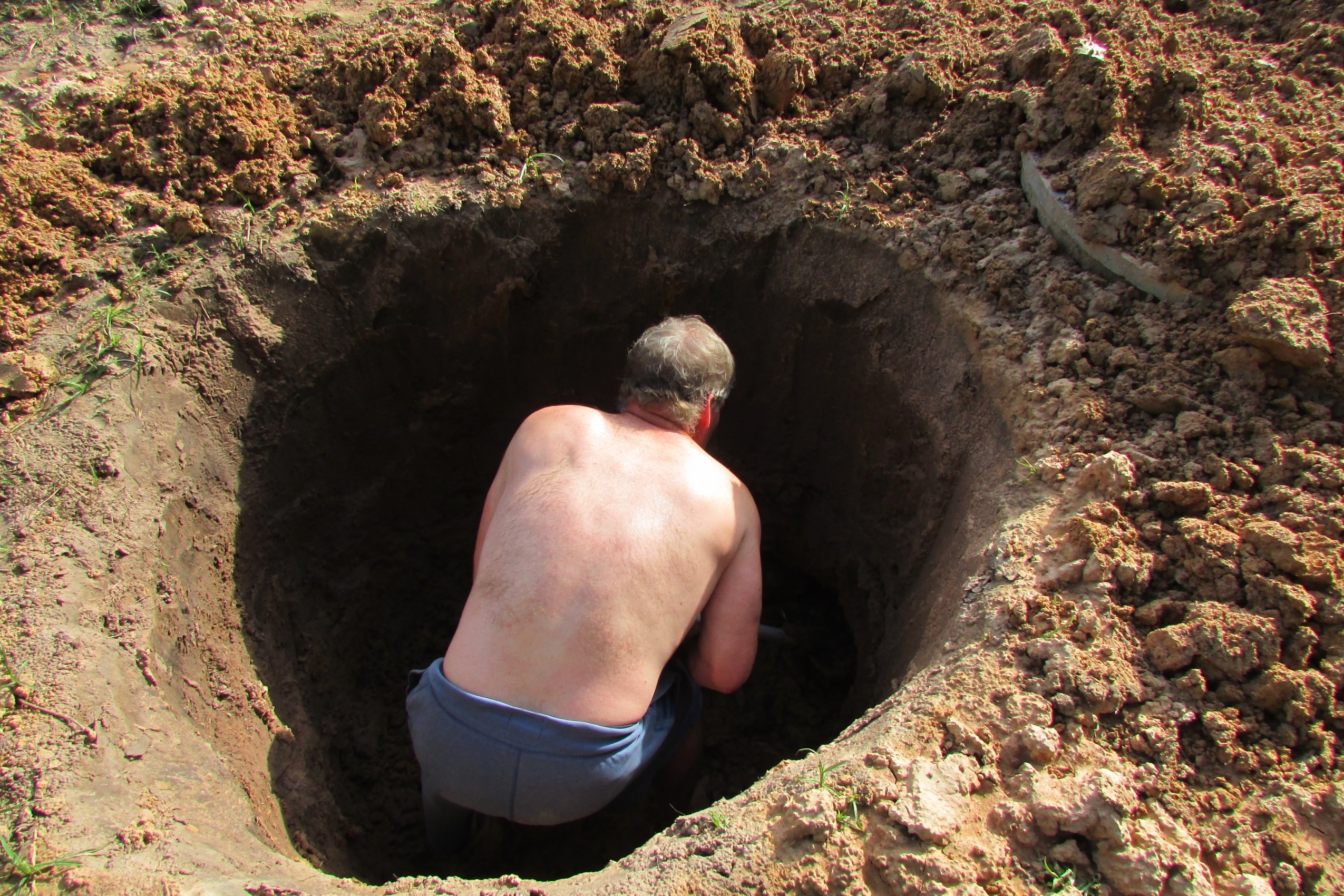 Man digging a hole. | Source: Shutterstock