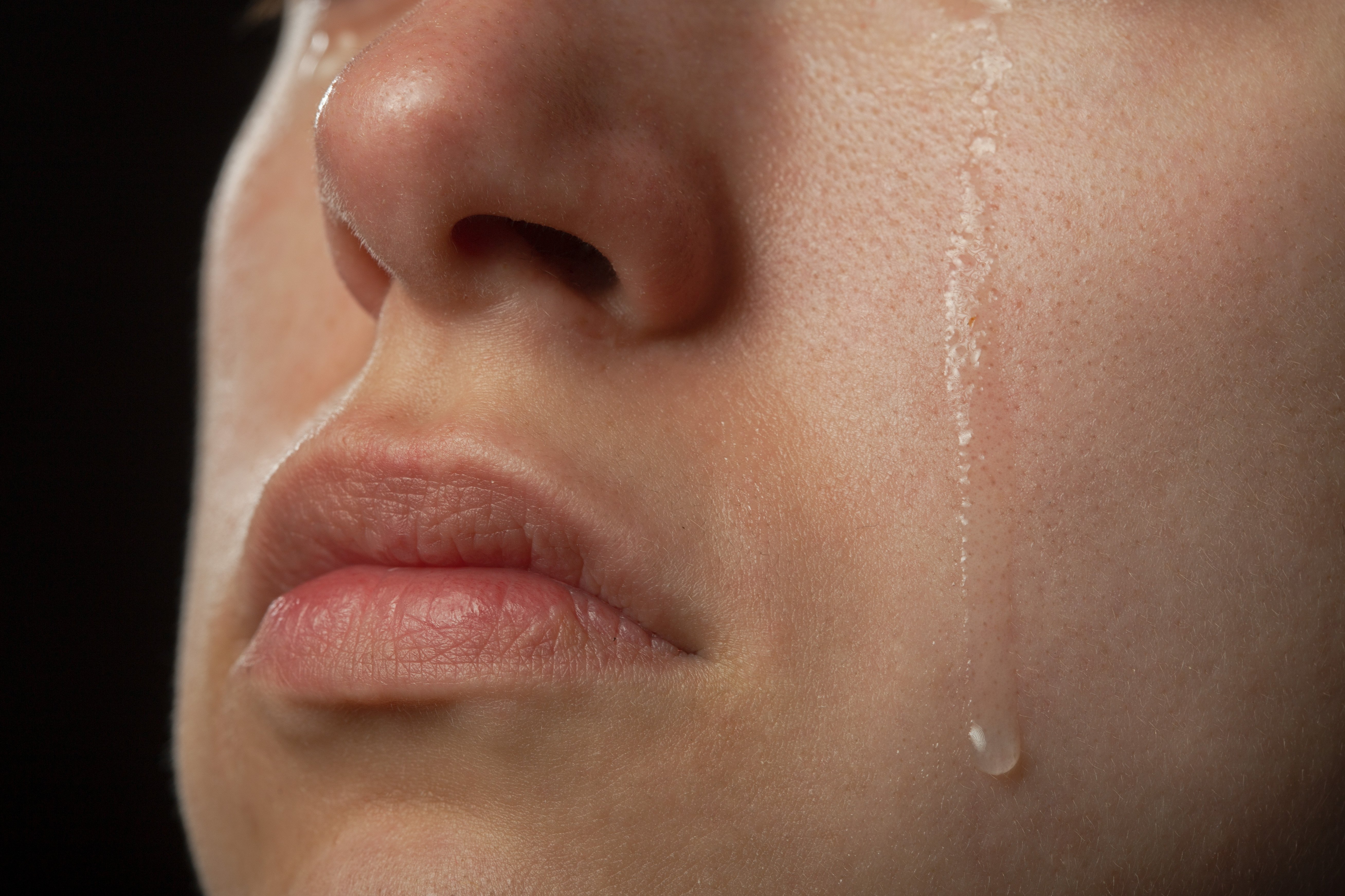 Mujer derrama una lágrima. | Foto: Shutterstock