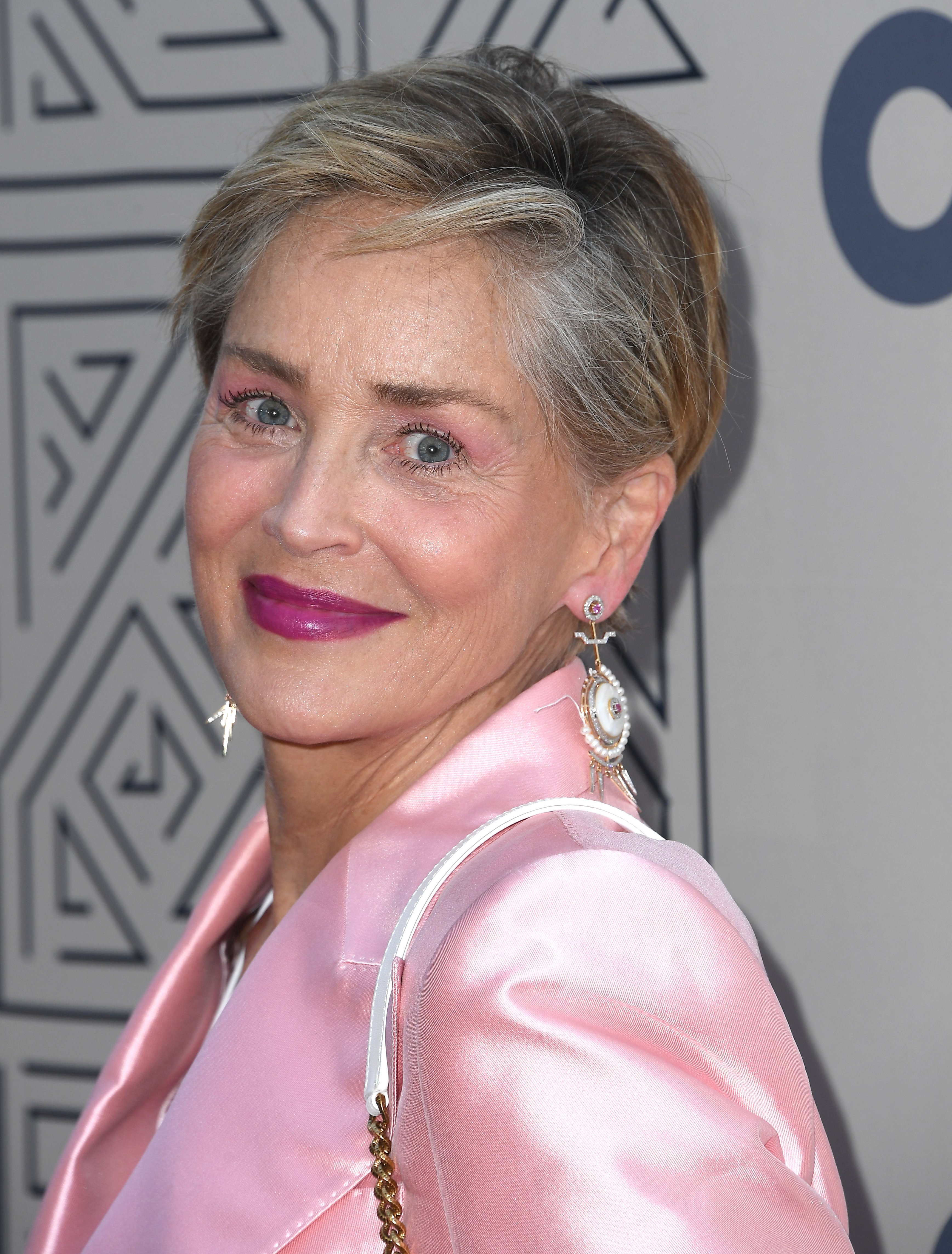 Sharon Stone kommt am 10. Juni 2022 in Los Angeles, Kalifornien, zur Sean Penn And Ann Lee Host The 2022 CORE Gala in Hollywood Palladium. | Quelle: Getty Images