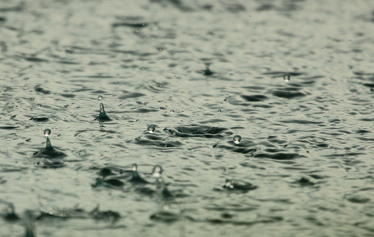 Raindrops splashing down into a pool of water | Photo: Pixabay/Roman Grac