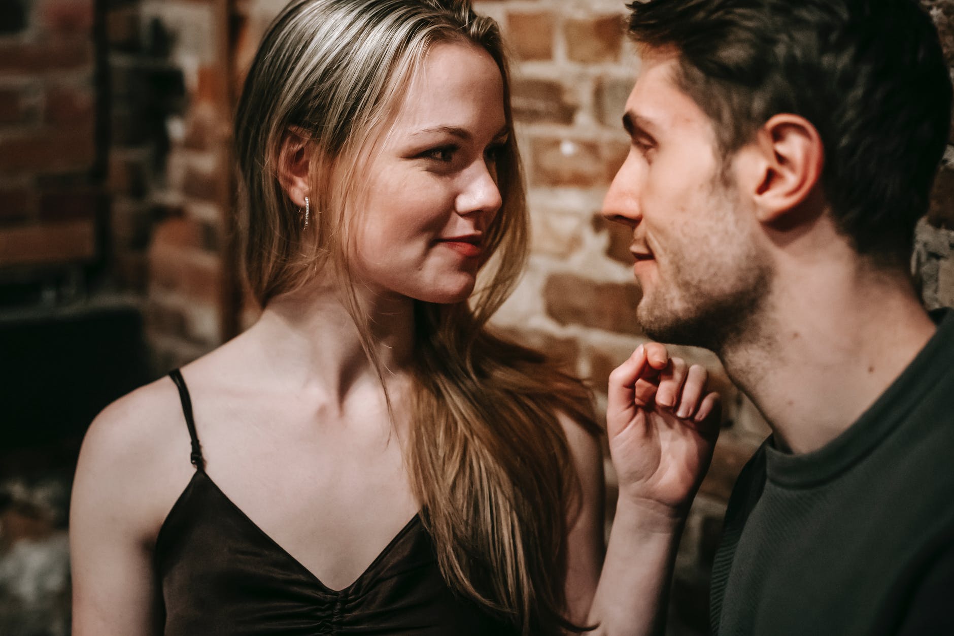 Un homme et une femme entrain de parler. | Photo : Shutterstock