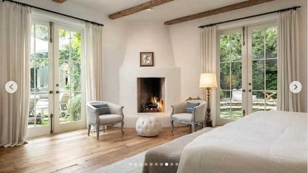 A photo of one of the bedroom's in Ben Affleck's new home dated August 5, 2024 | Source: Instagram/robbreportrealestate