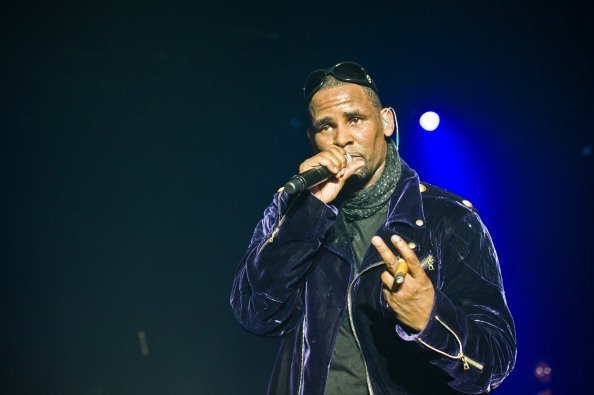 R Kelly performing at Le Bataclan in Paris, France. | Photo: Getty Images