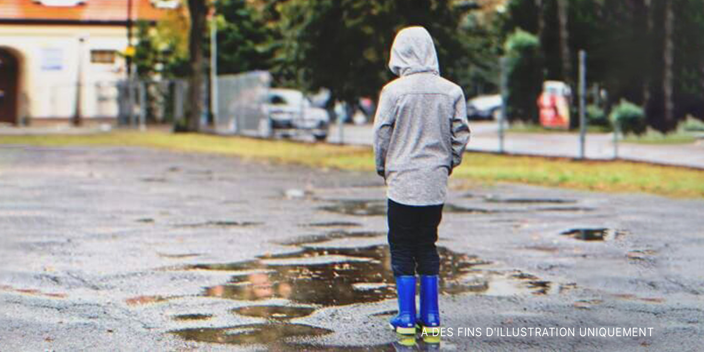 Un garçon sous la pluie | Photo : Shutterstock
