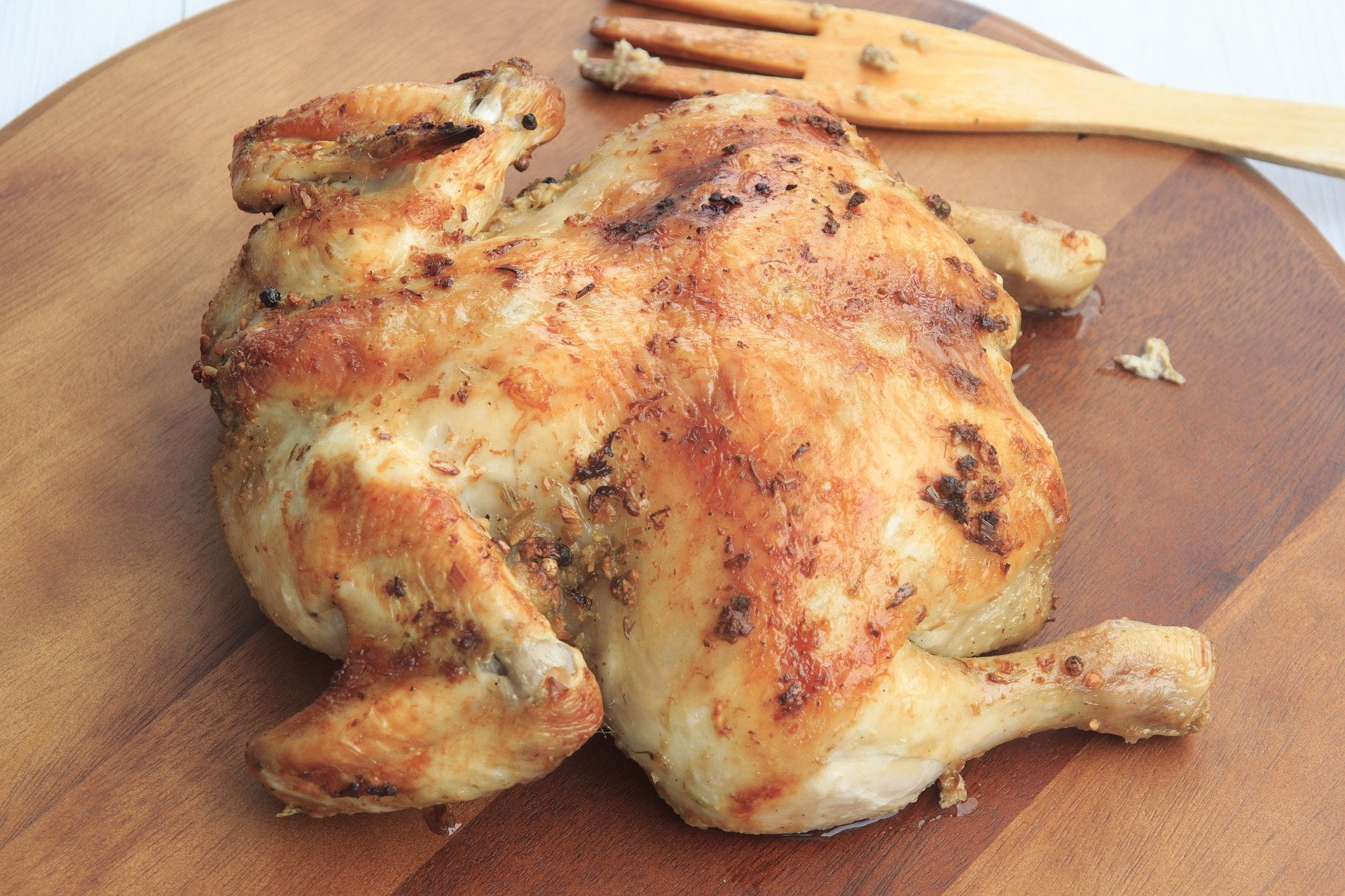 Roast chicken on a wooden board. | Source: Pixabay