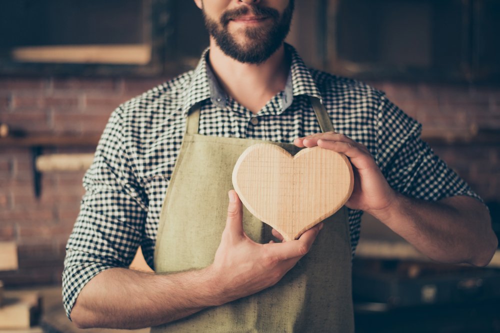 Hombre sosteniendo un corazón.| Fuente: Shutterstock Hombre sosteniendo un corazón.| Fuente: Shutterstock
