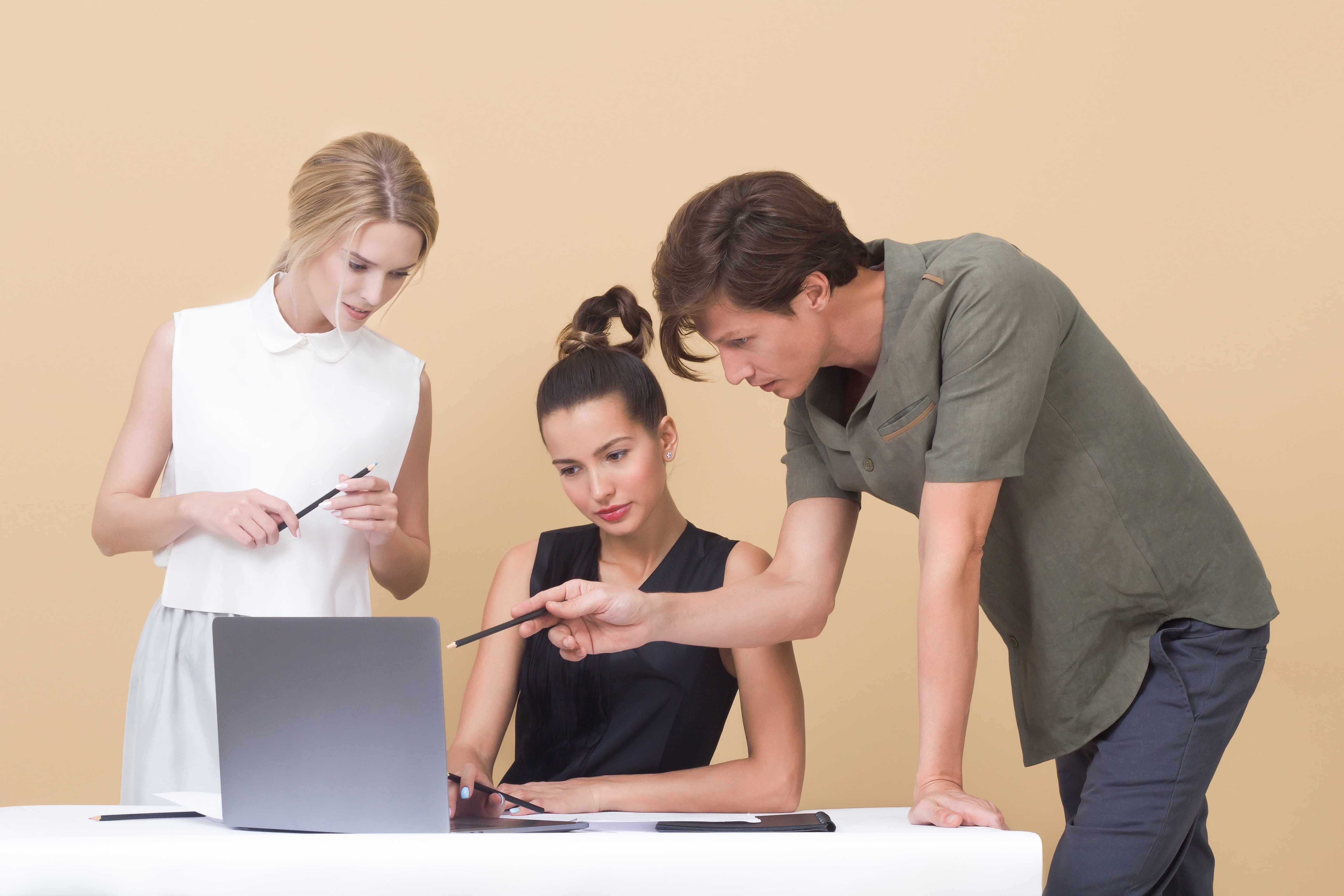 A manager instructing the employees | Source: Unsplash.com