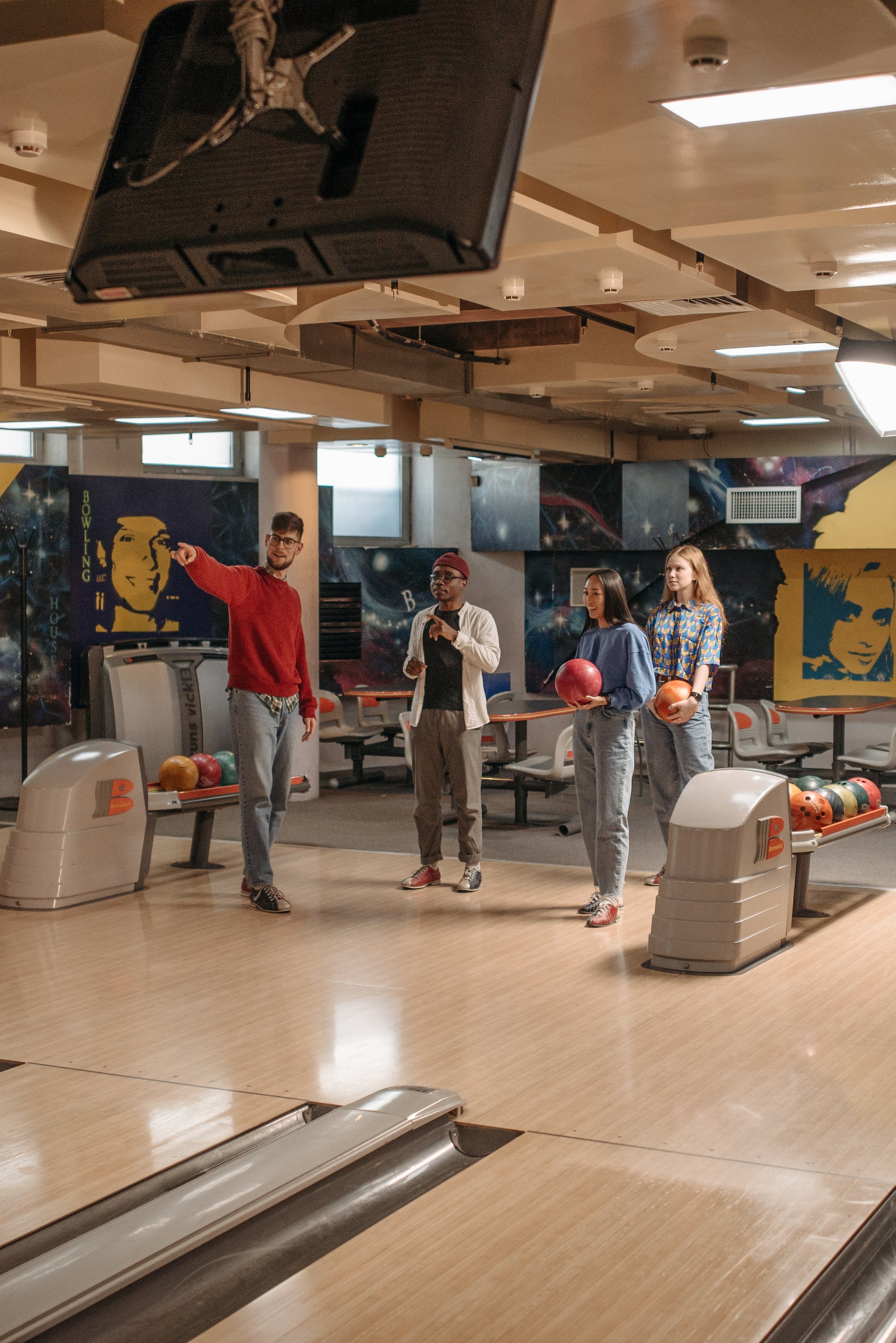 A group of friends at a bowling alley | Source: Pexels