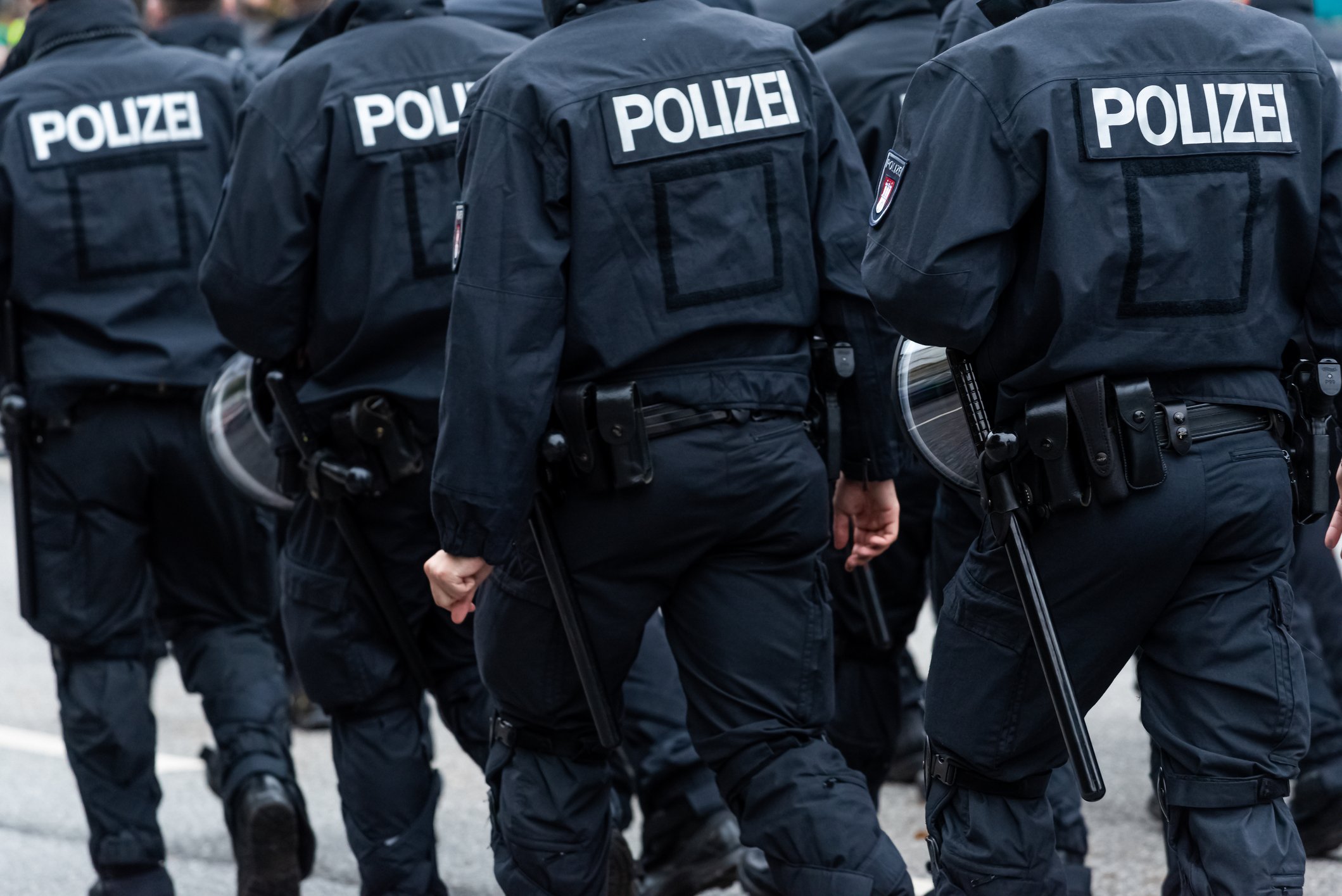Rückansicht der Polizei die zu Fuß unterwegs ist I Quelle: Getty Images