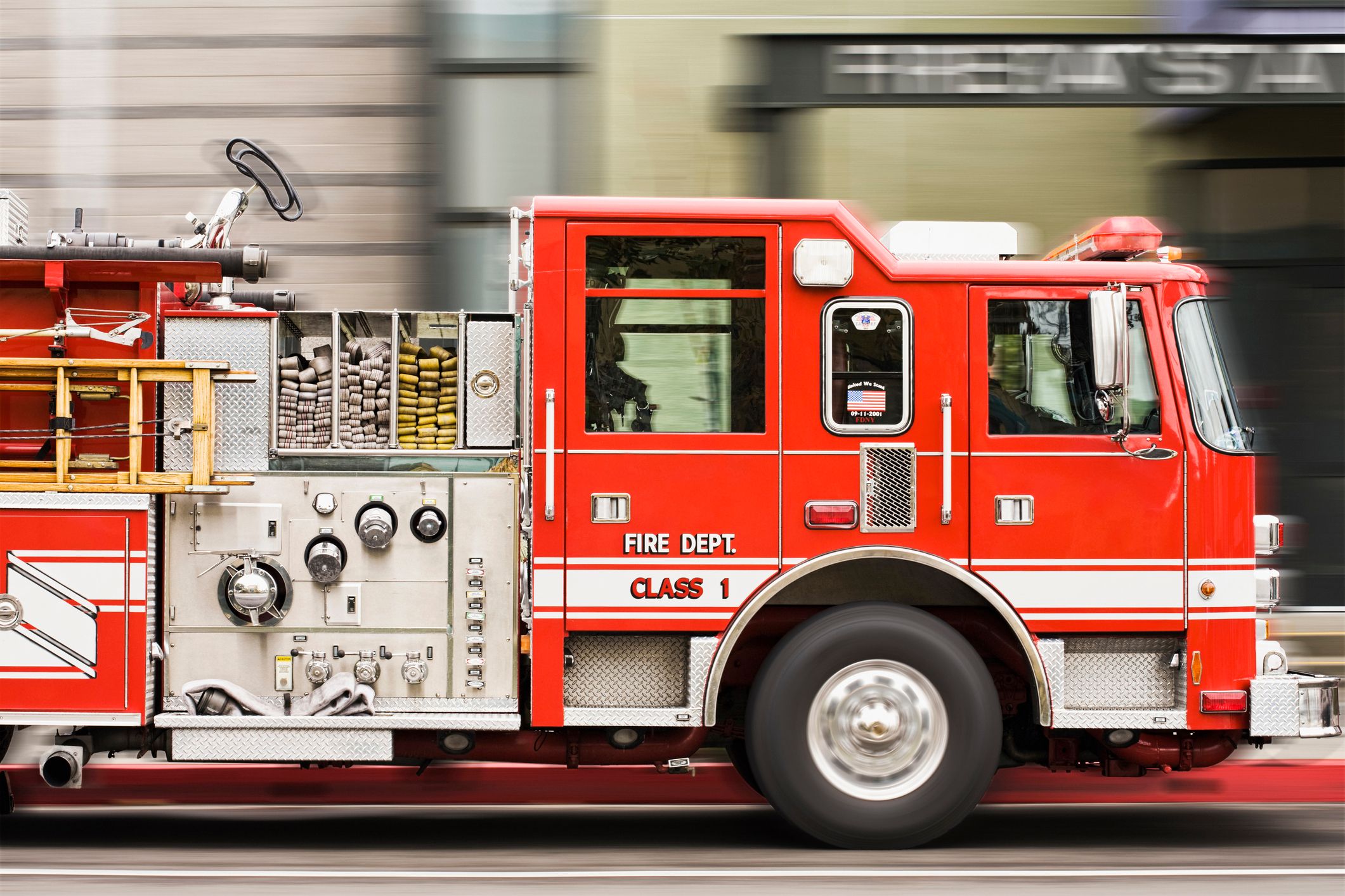 Unscharfe Ansicht eines Feuerwehrwagens. | Quelle: Stock-Fotografie