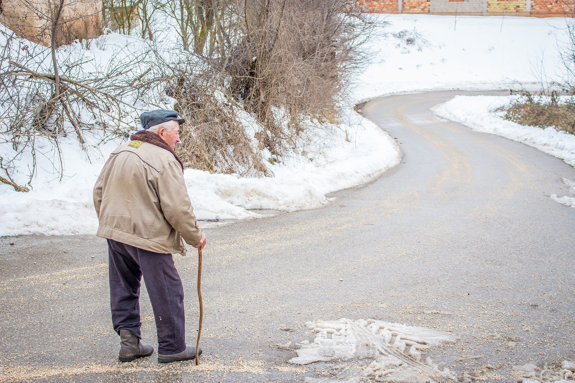 Abuelo camina con su bastón en la calle | Foto: Pixabay 